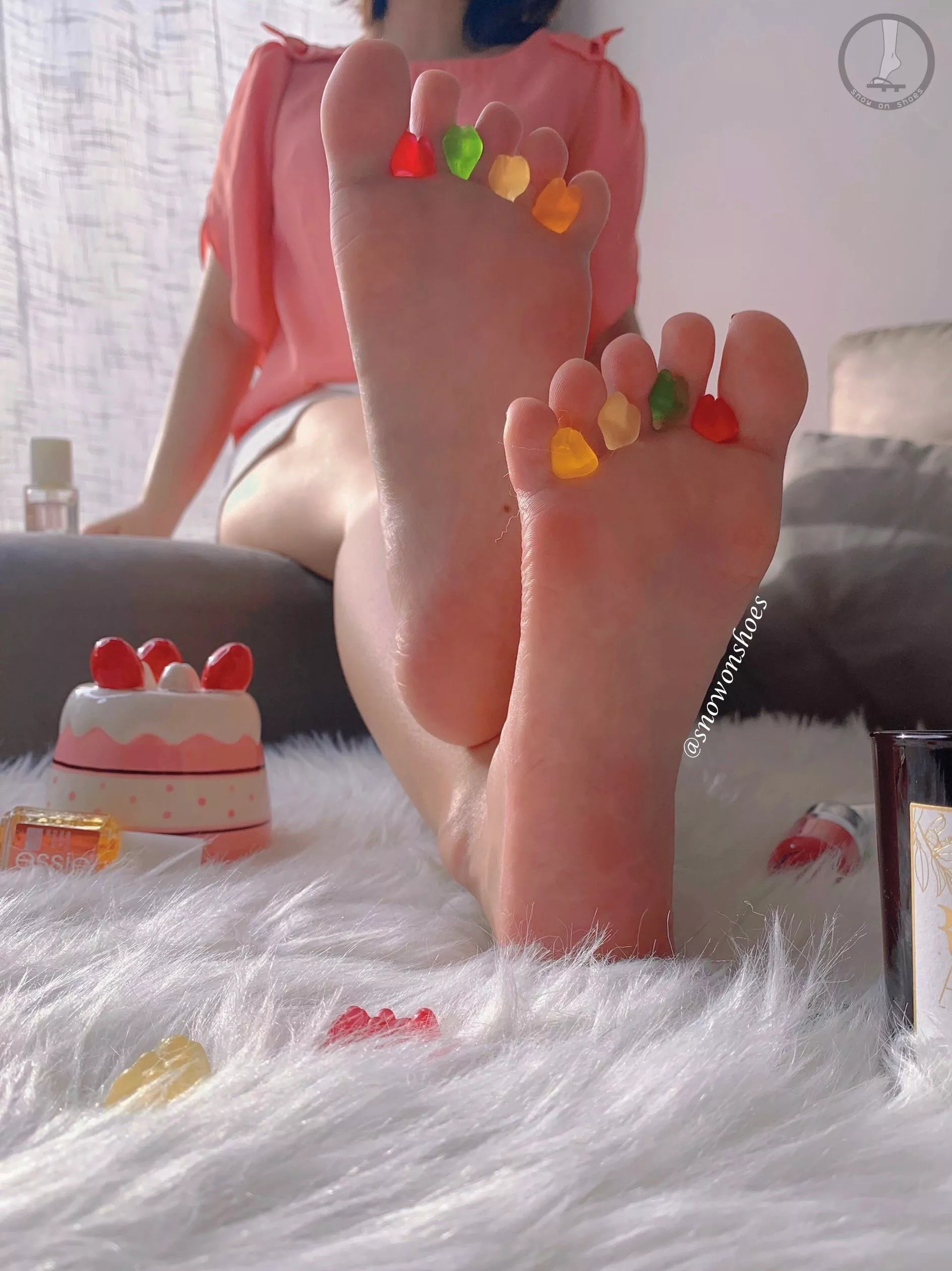 Just finished painting my nails. Time to feed you some gummy bears~(à¹‘â›Ú¡â›à¹‘)