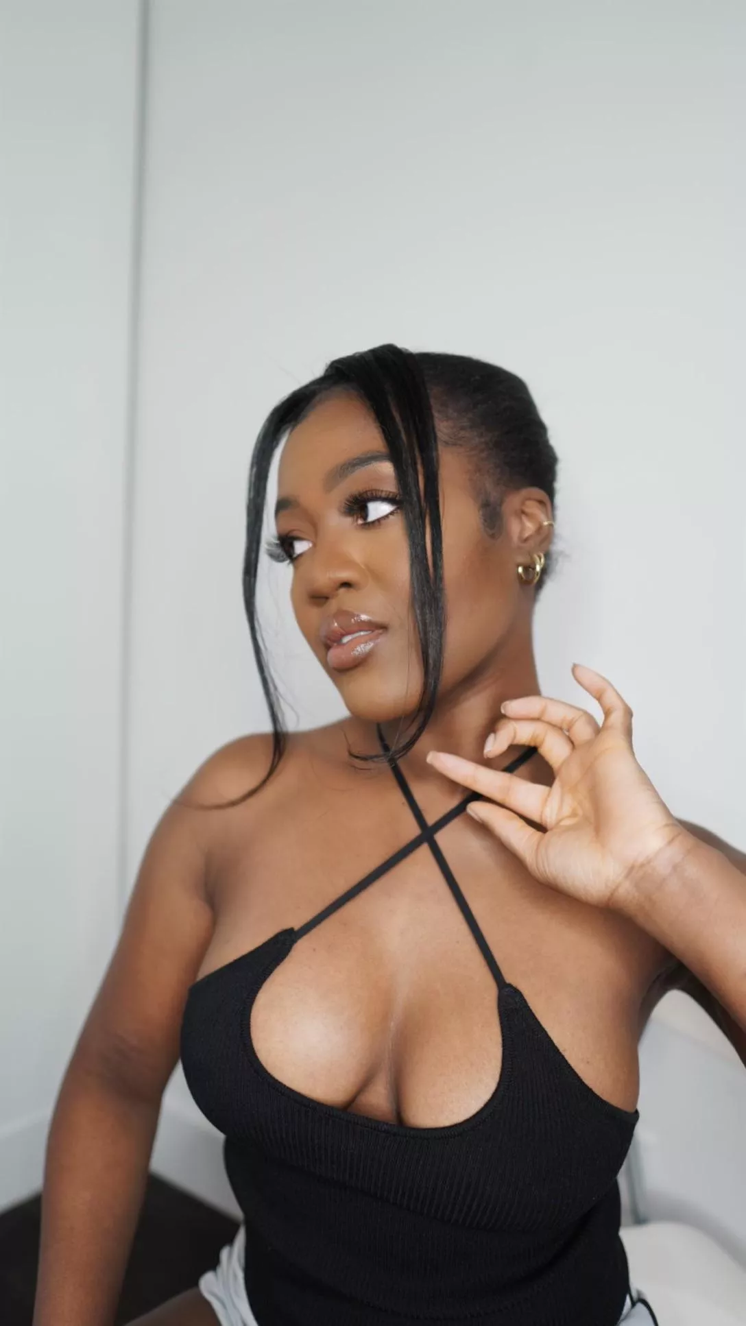 Kemi bearing some cleavage