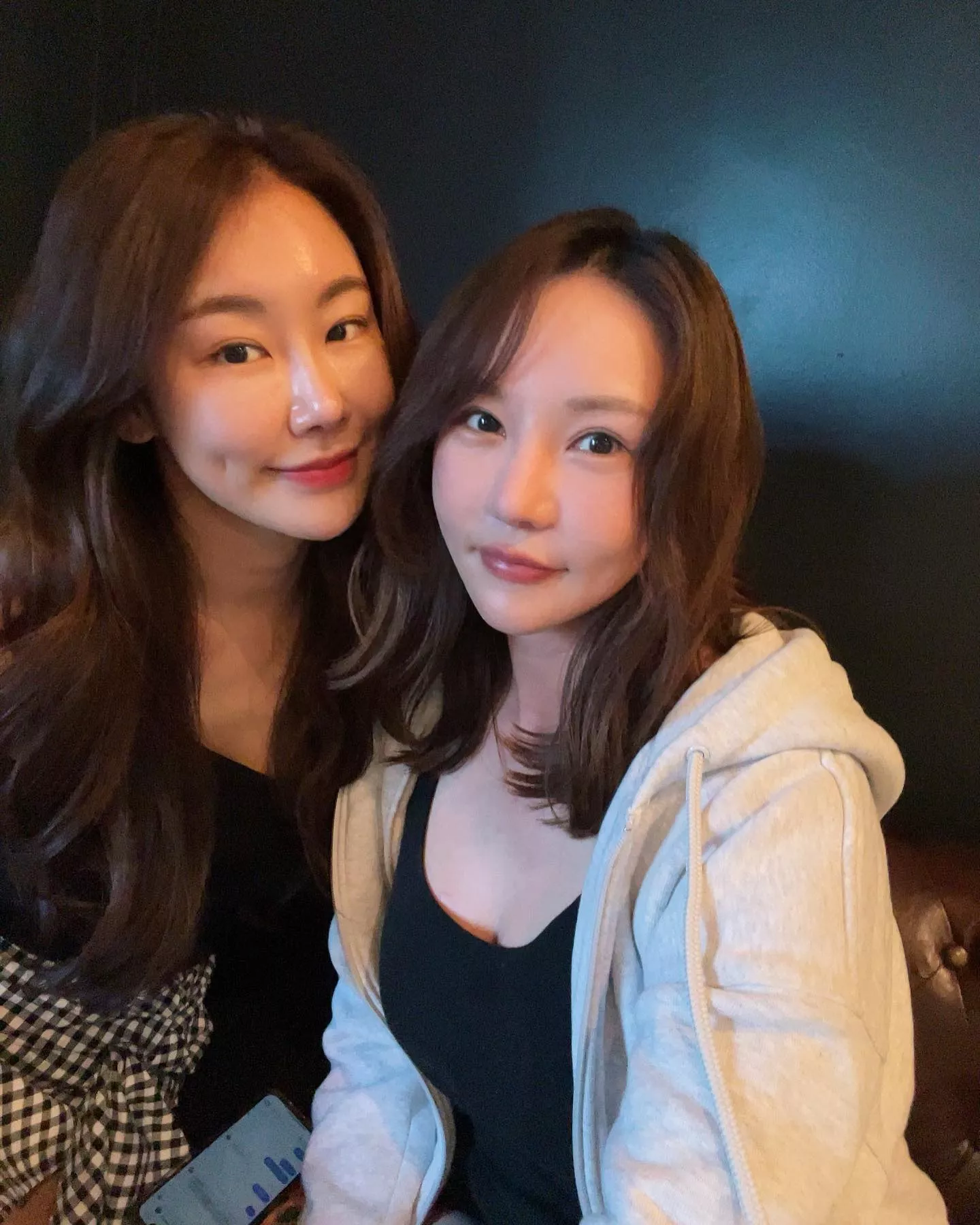 Korean cutie - Left or right and how?