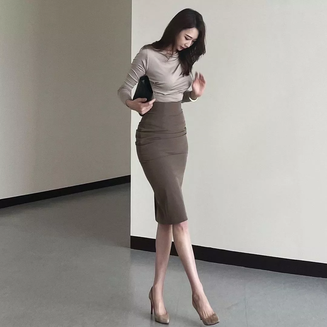 Korean model looking great in pencil skirt