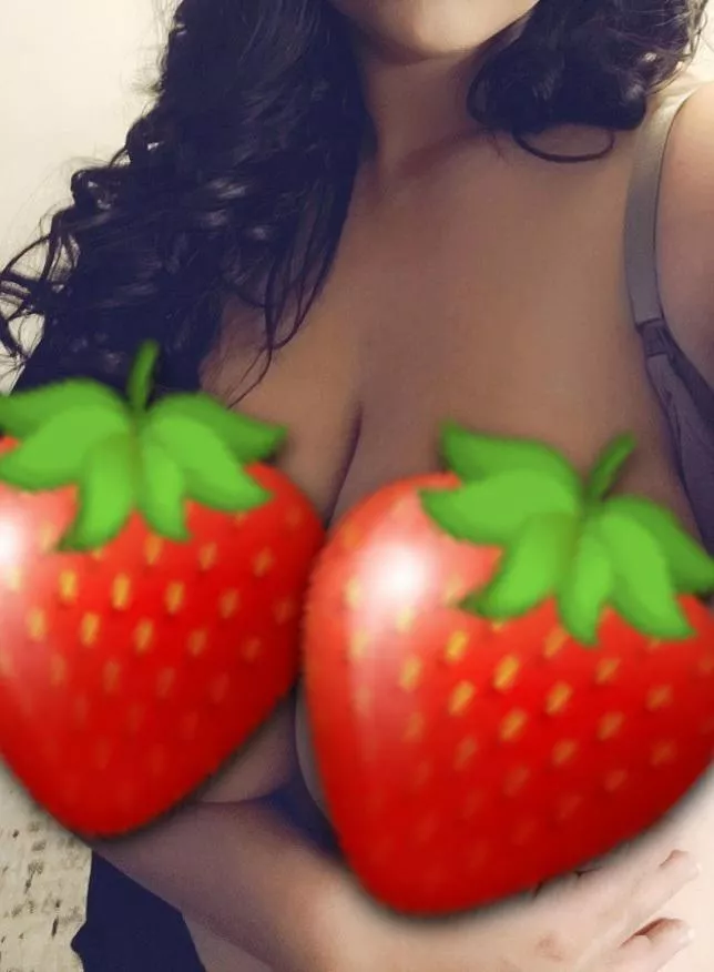 Latina MILF ready for you to taste my 🍓🍓?