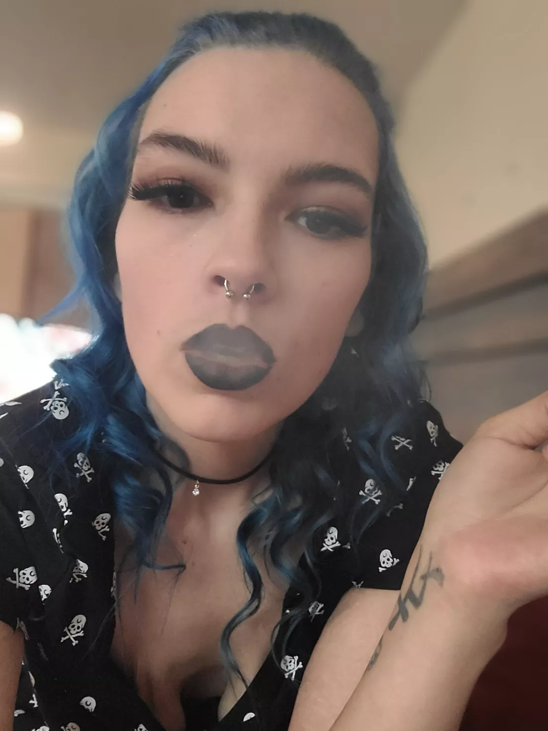 let me be your goth smoking queen 👑