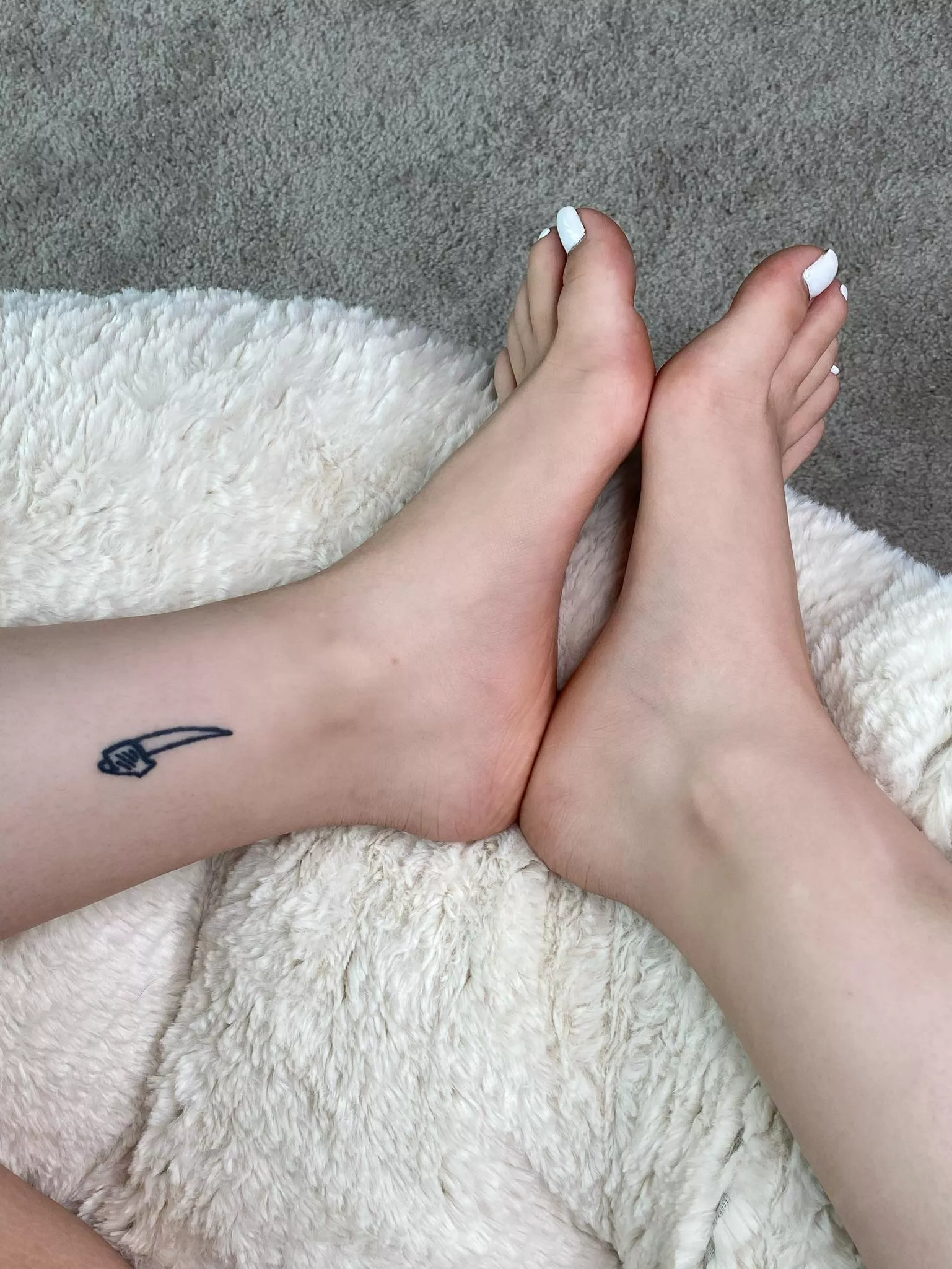 Let me make you cum with just my soles theyâ€™re so soft