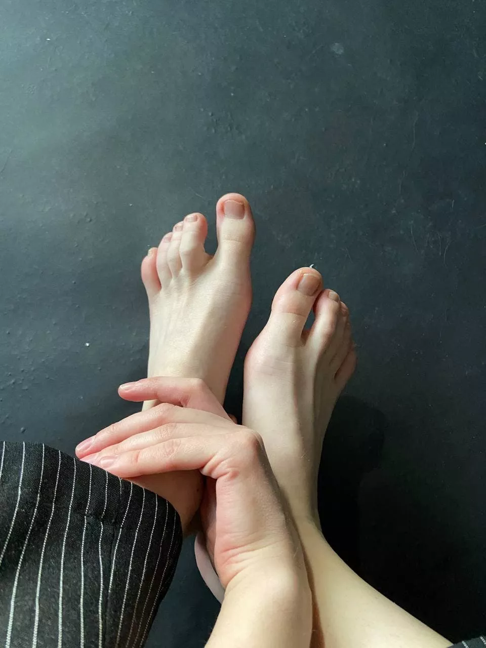 Let me stroke your hard cock with my petite feet daddyðŸ’‹