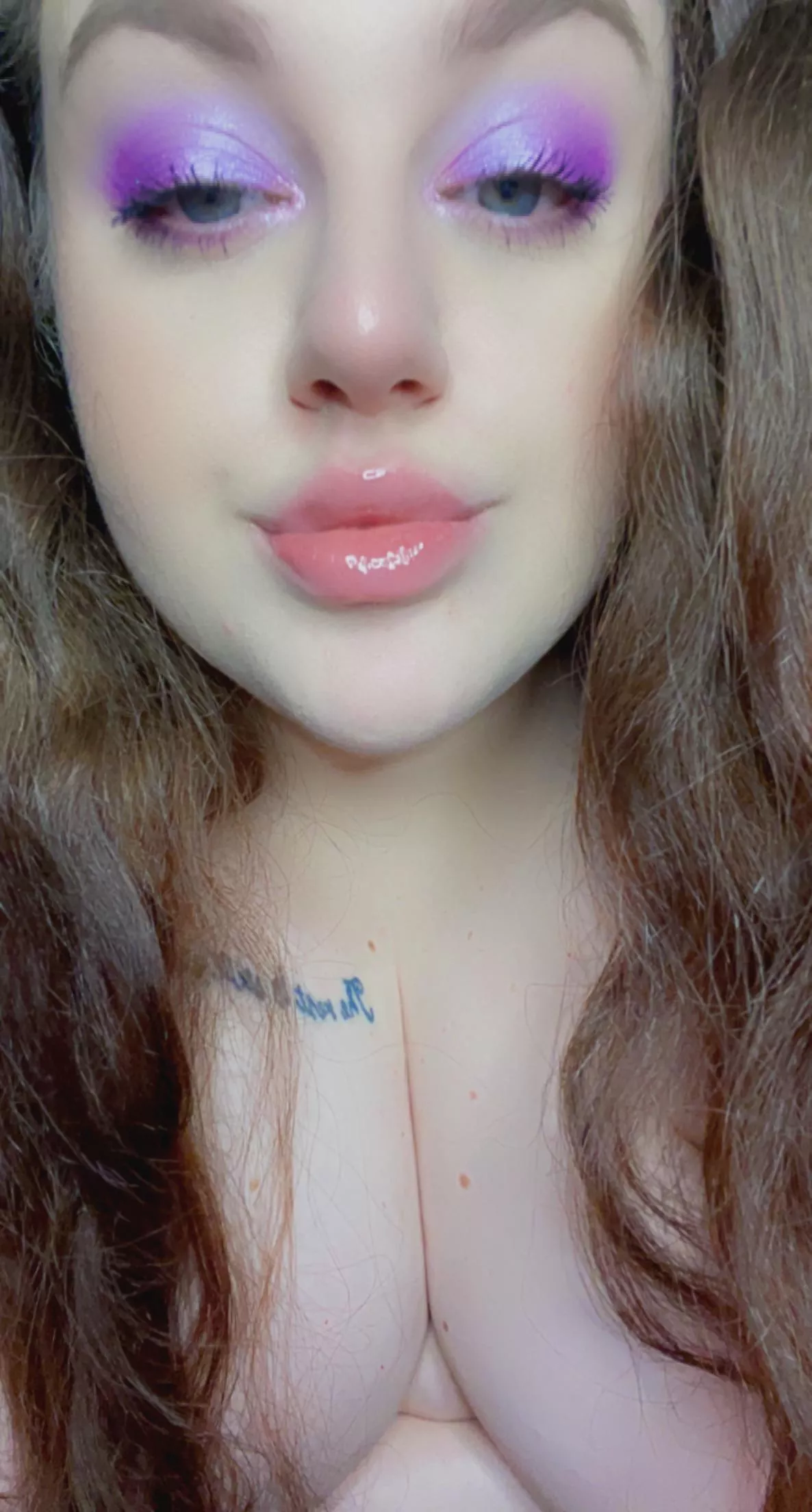 Let me wrap my glossy lips around your cock👅