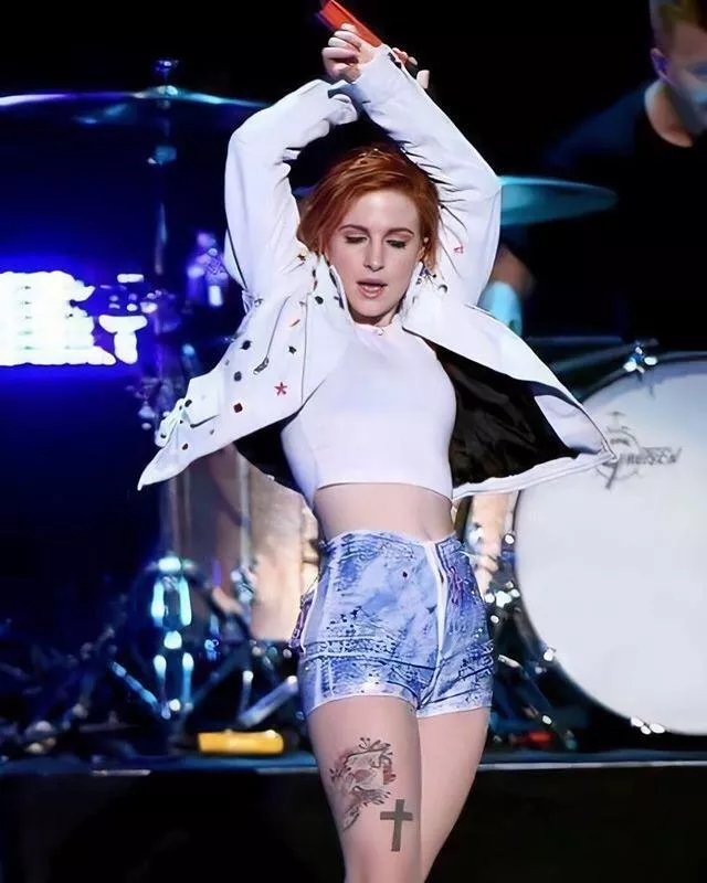 let's fuck each other and get insanely bi to Hayley Williams