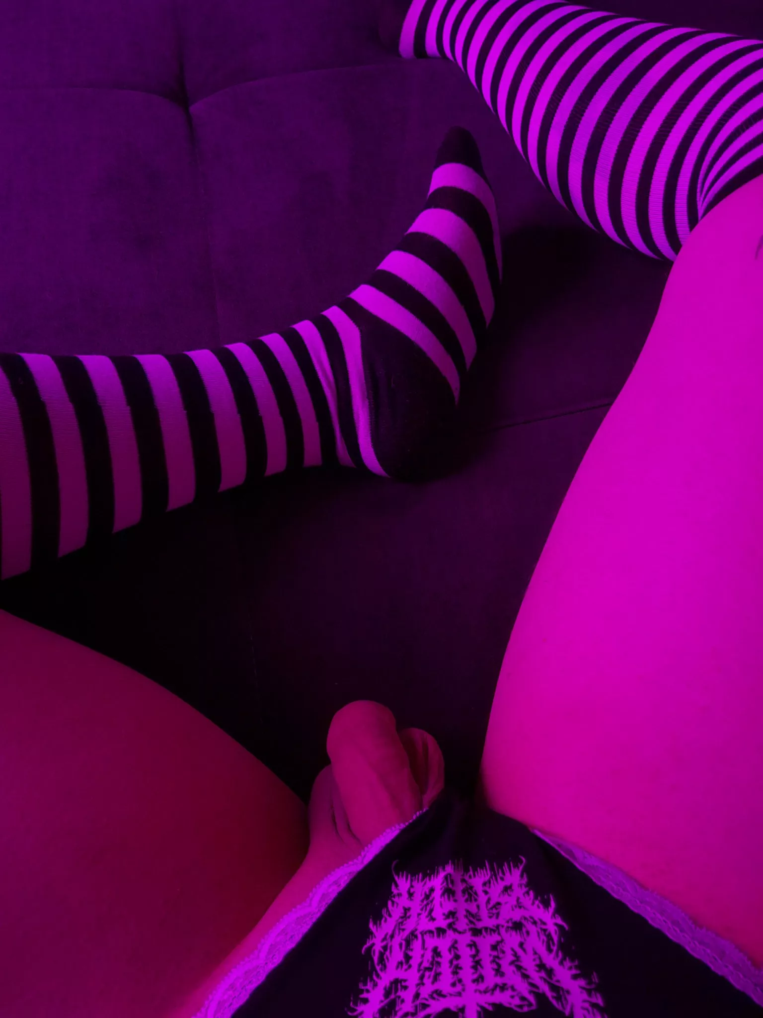 let's fuck in purple light 💜🍭