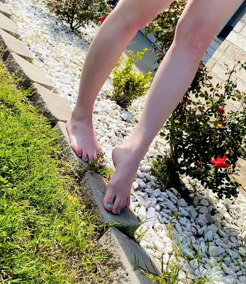 Let’s take a walk while you admire my feet 😚👅😉