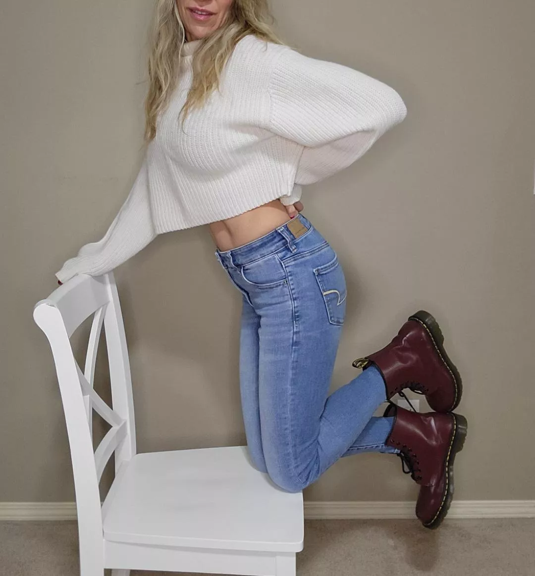 Light jeans, dark boots; love the contrast.