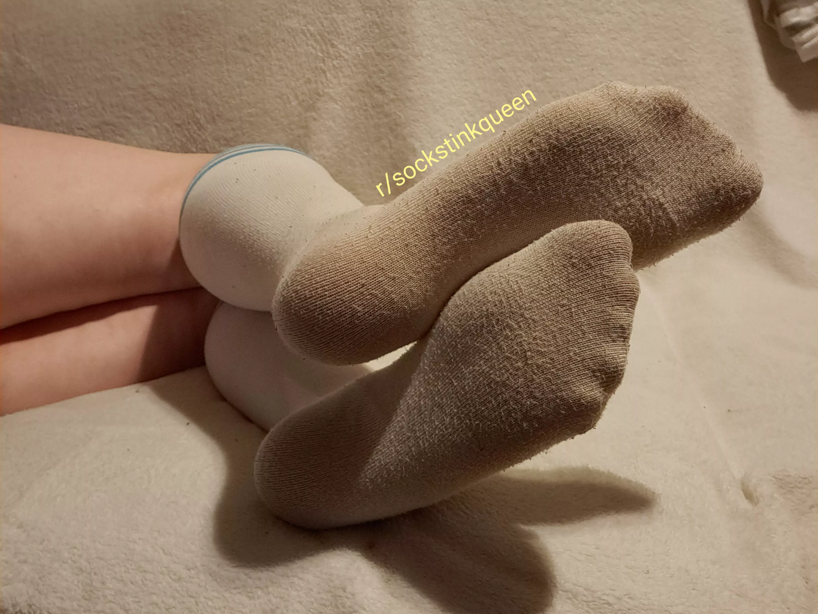 Like it when you sniff my socks ❤ Wanna peel them off and look at my sweaty feet?