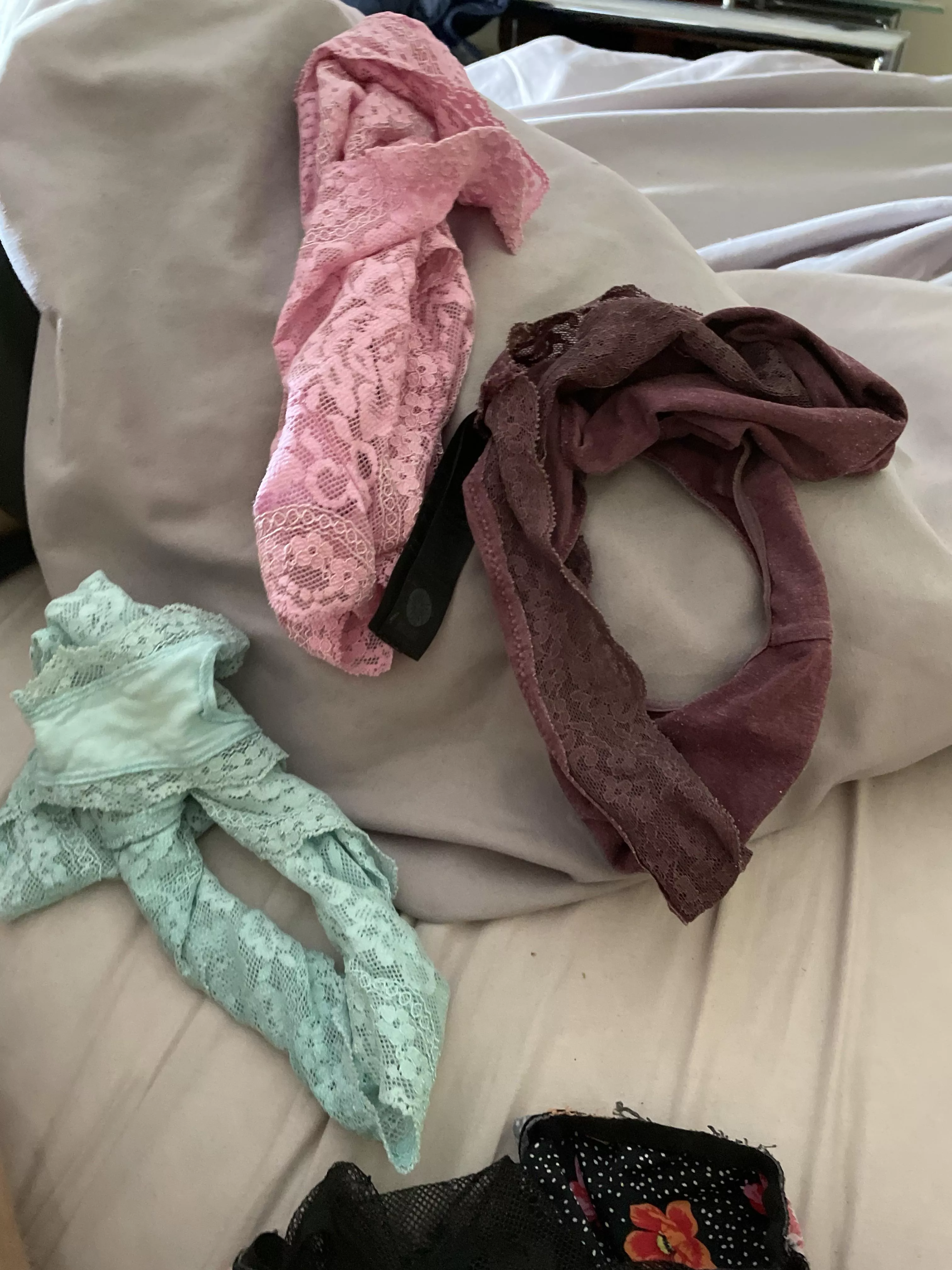 Loads of panties to cum in hmu to trade ;)