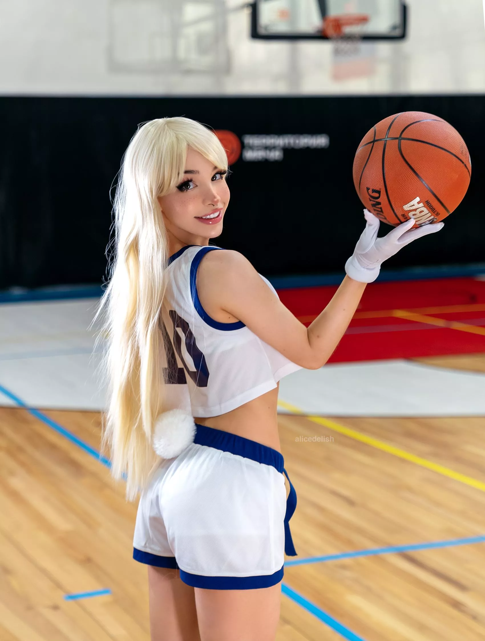 Lola Bunny cosplay by alicedelish