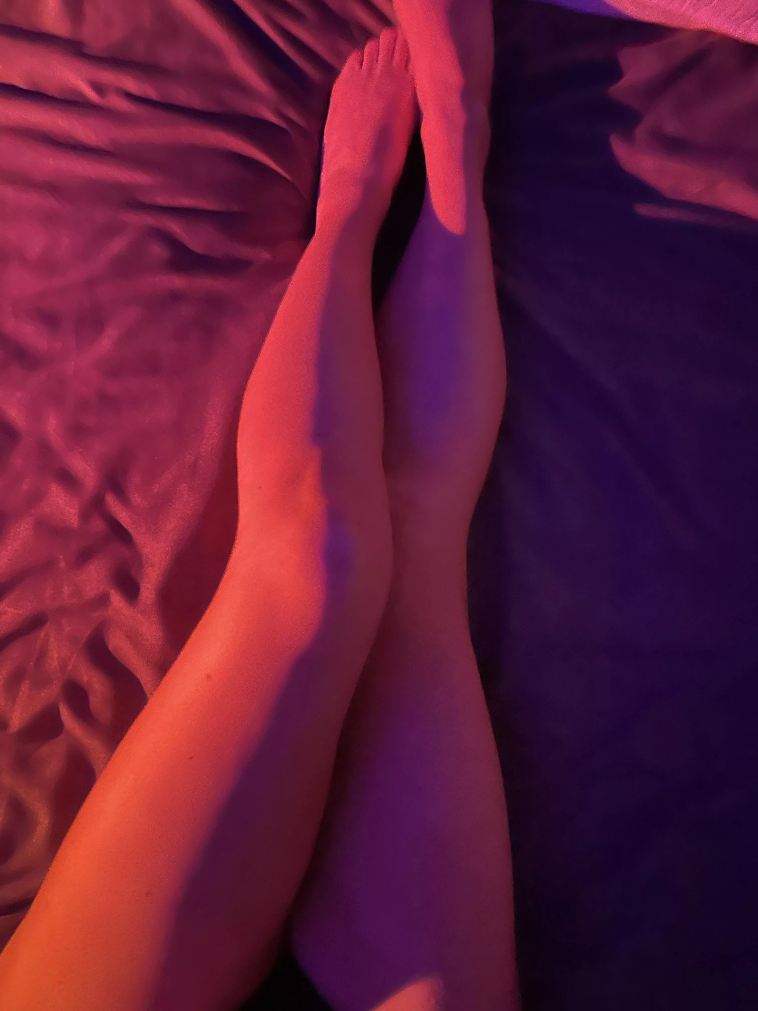 Lonely legs in a king size bedðŸ–¤ [f]