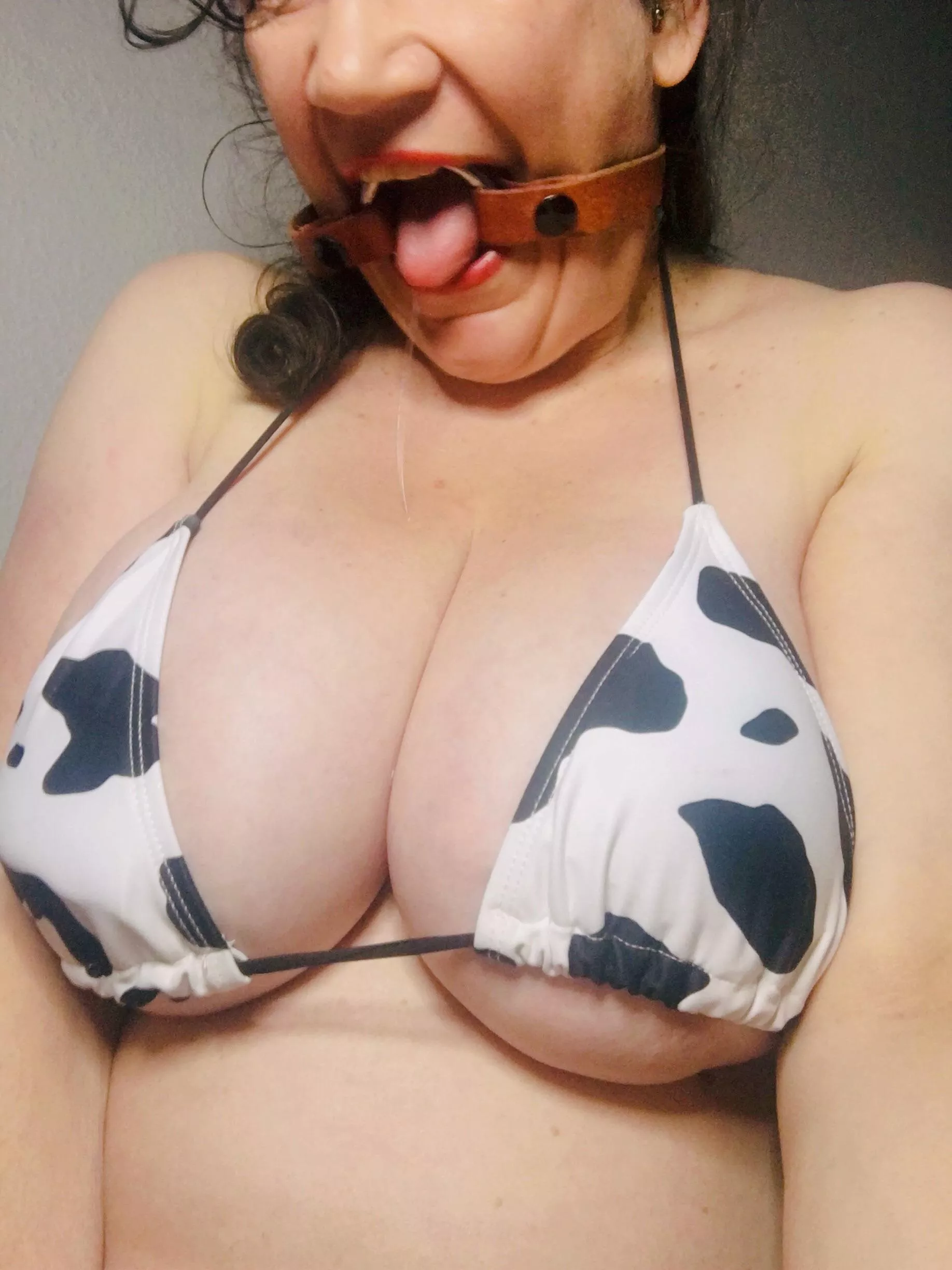 Look at the little cowslut, drooling all over herself