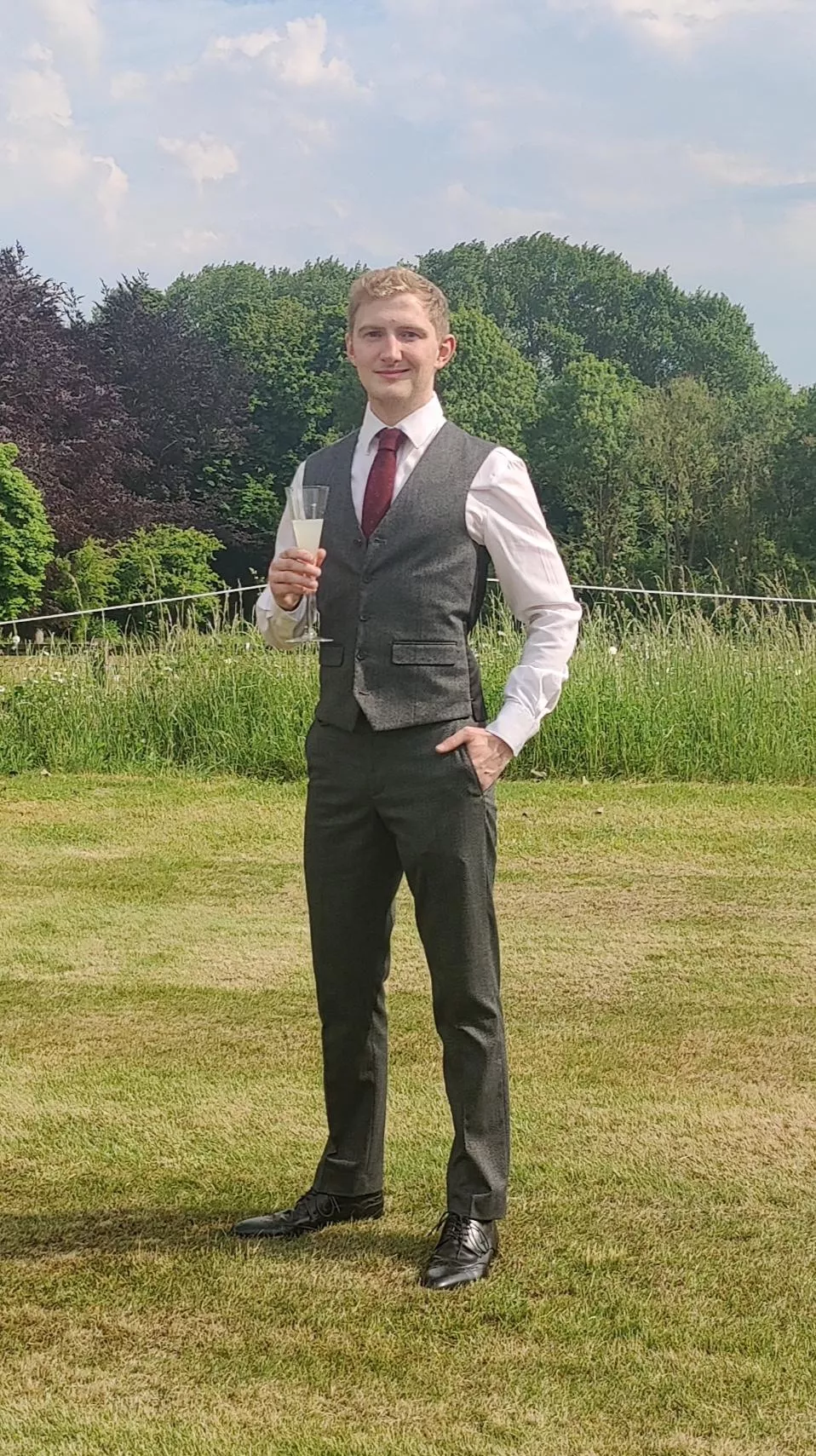 Love a sunny summer wedding, and the excuse to dress up fancy