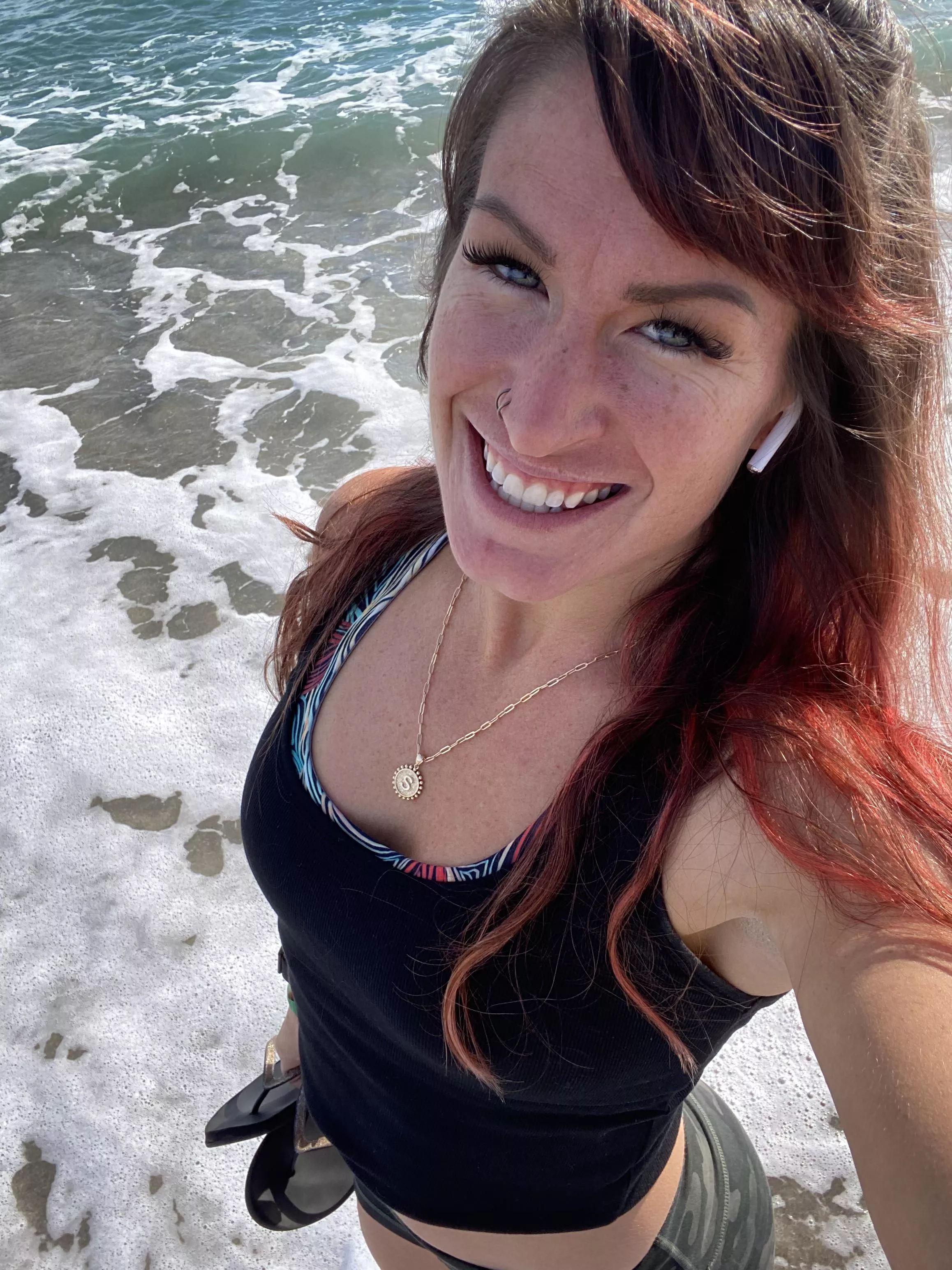 love being by the ocean 🙏 brings out the freckles!