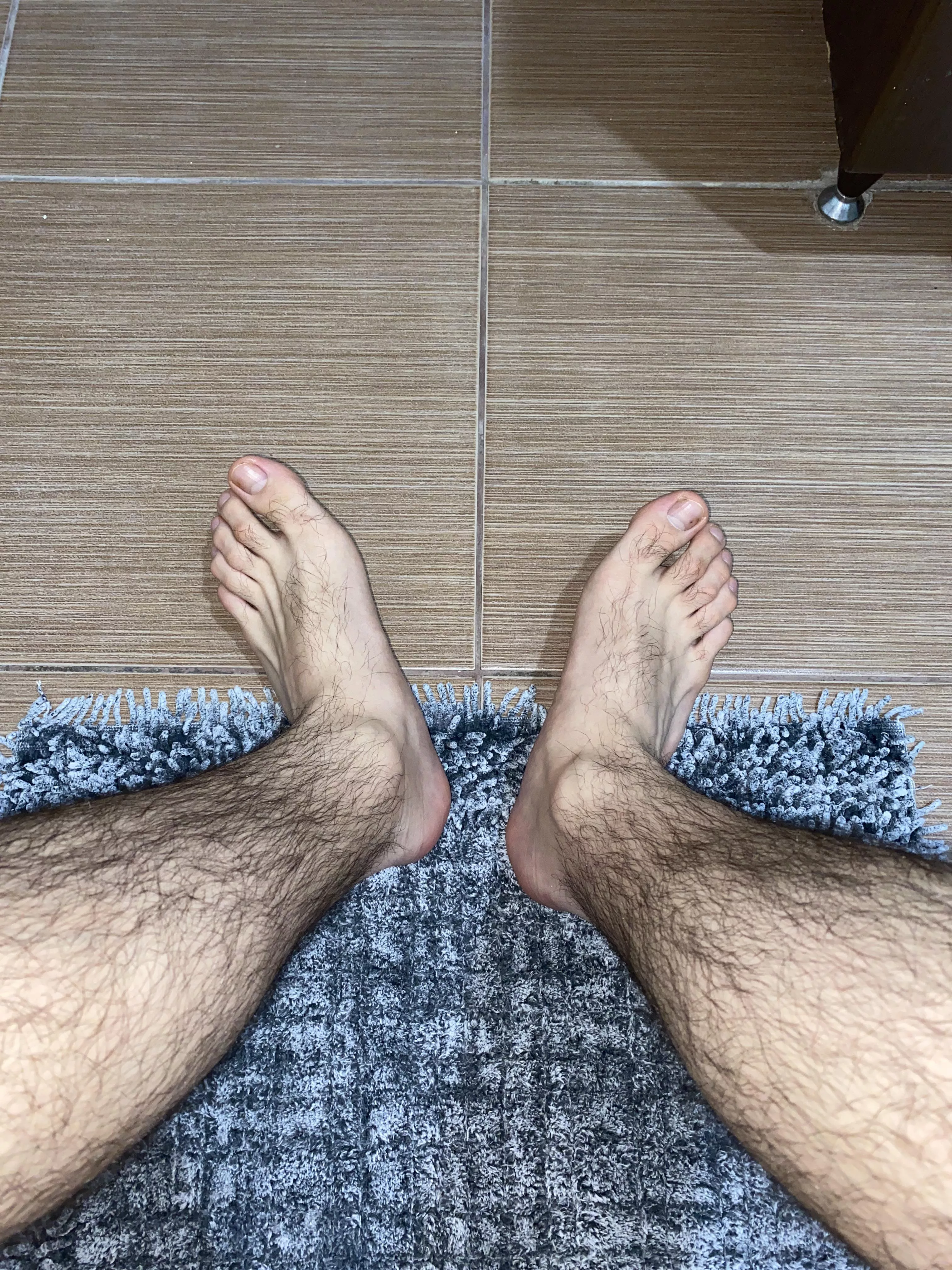 Love my hairy big feet 😁