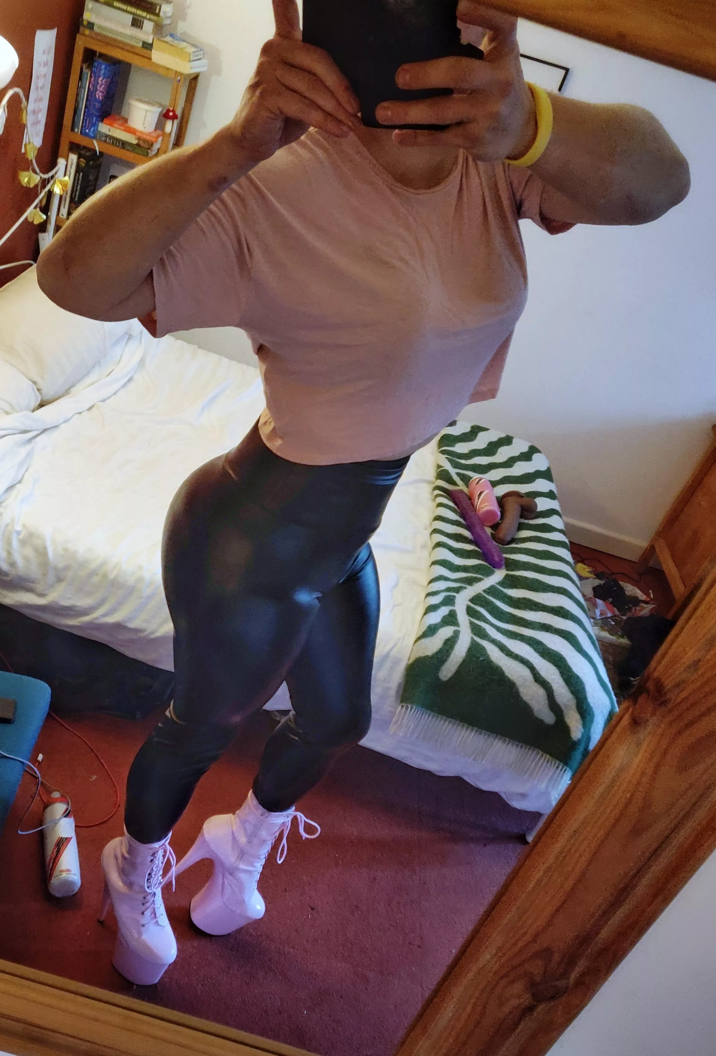 love my shape in these leggings.