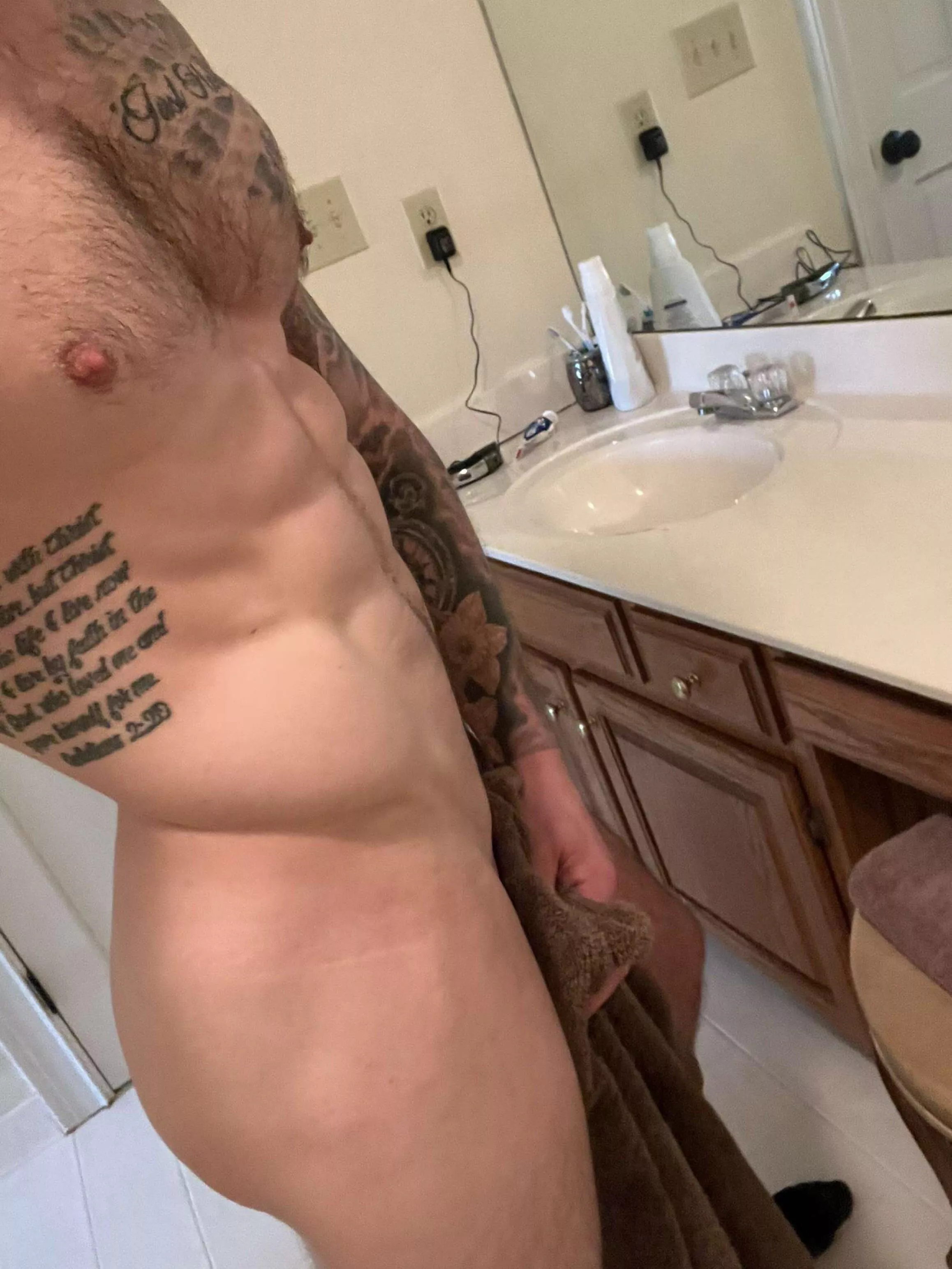 Love showing off my muscled up body. Midwest tattooed veteran, total ALPHA. Any worshippers? ðŸ”¥