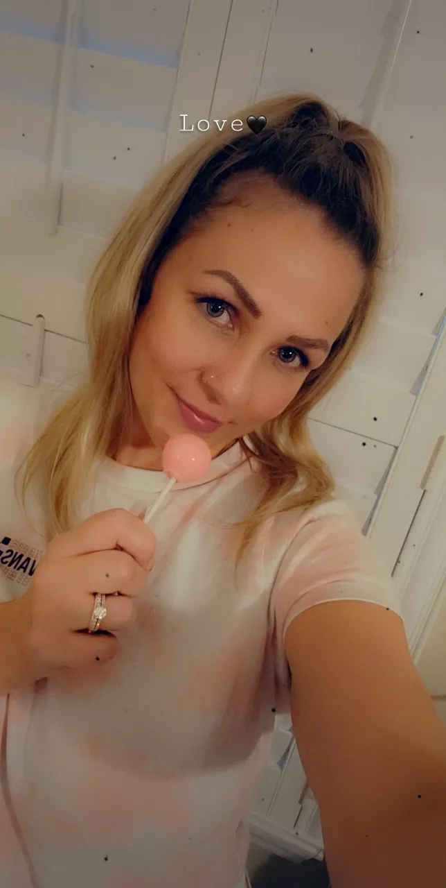 love sucking on my lollipop