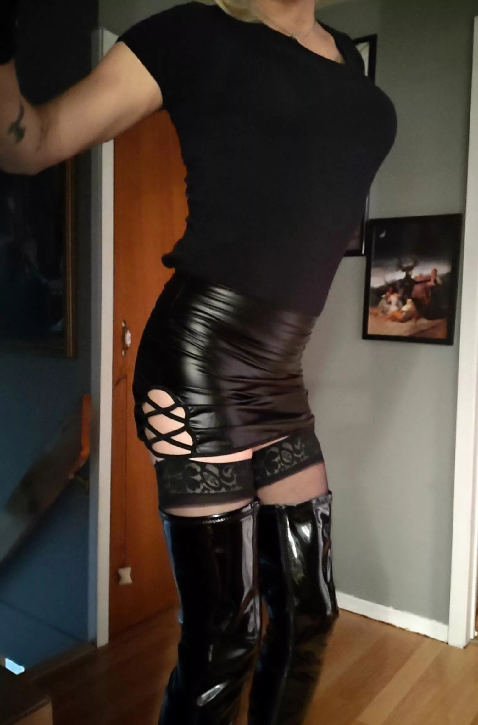 Love this sexy outfit 😈🖤 feeling kinky as fuck