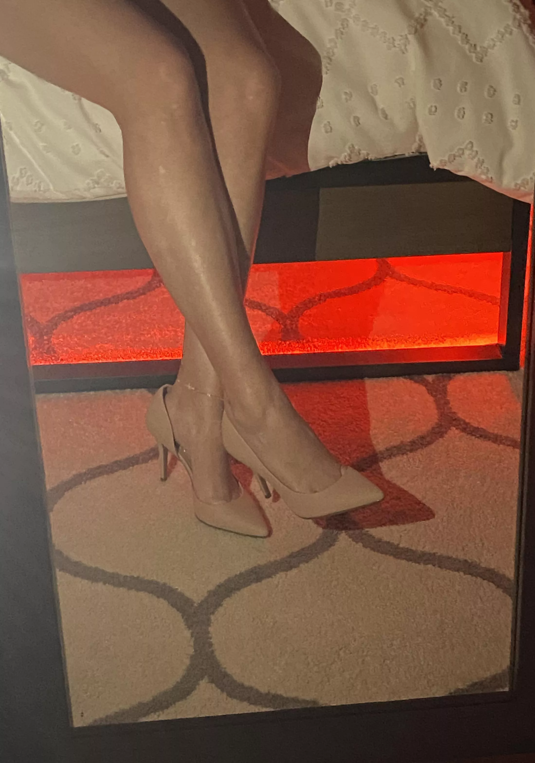 Love wearing my heels in bed 😈👠