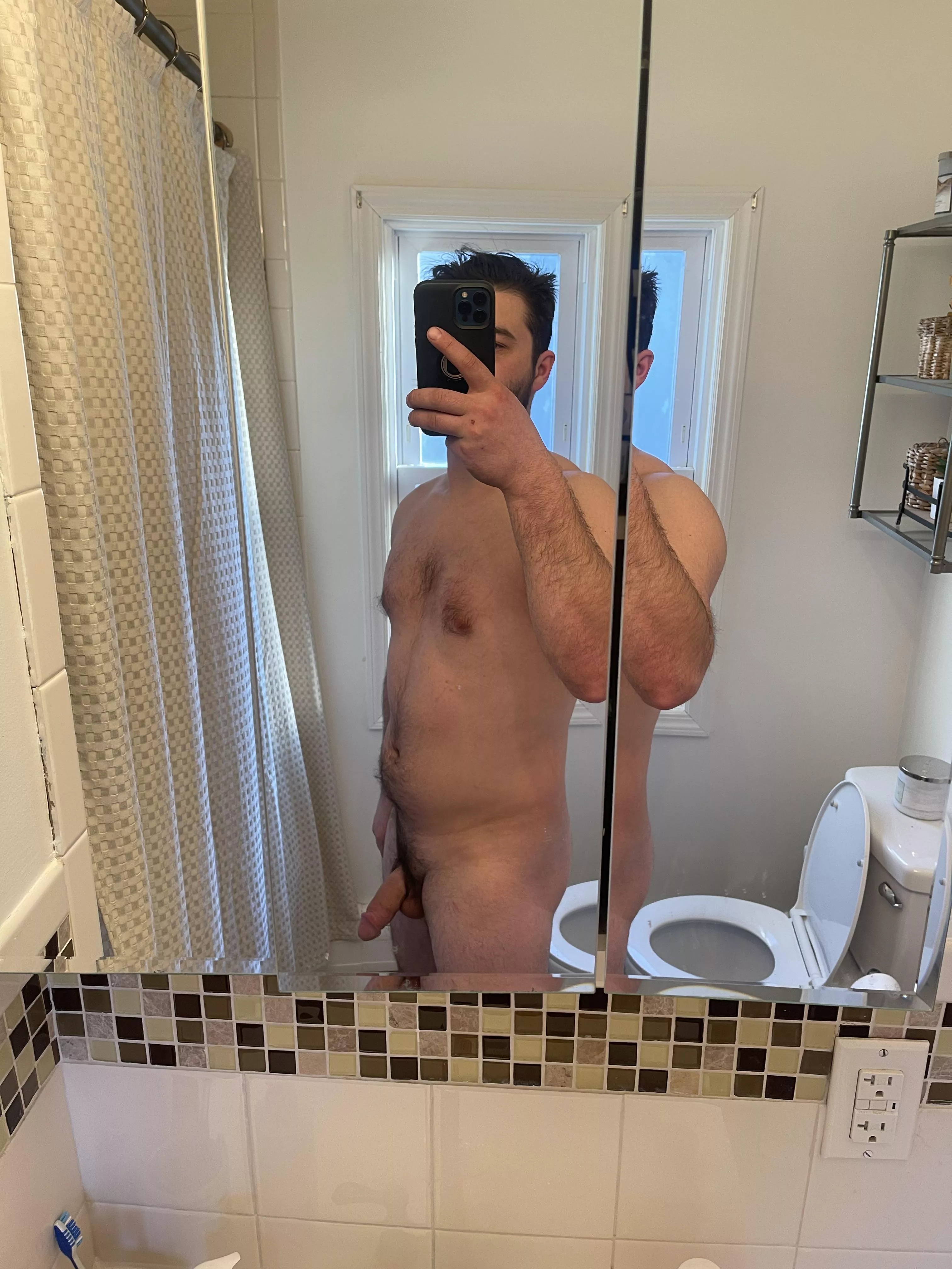 [m] 26 where are the girls that like dad bods 👉🏼👈🏼