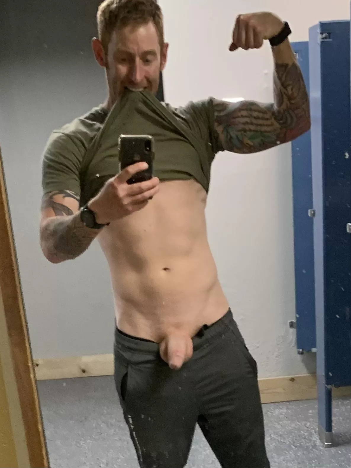 (M) A little post workout fun. Any of you ladies want to join me