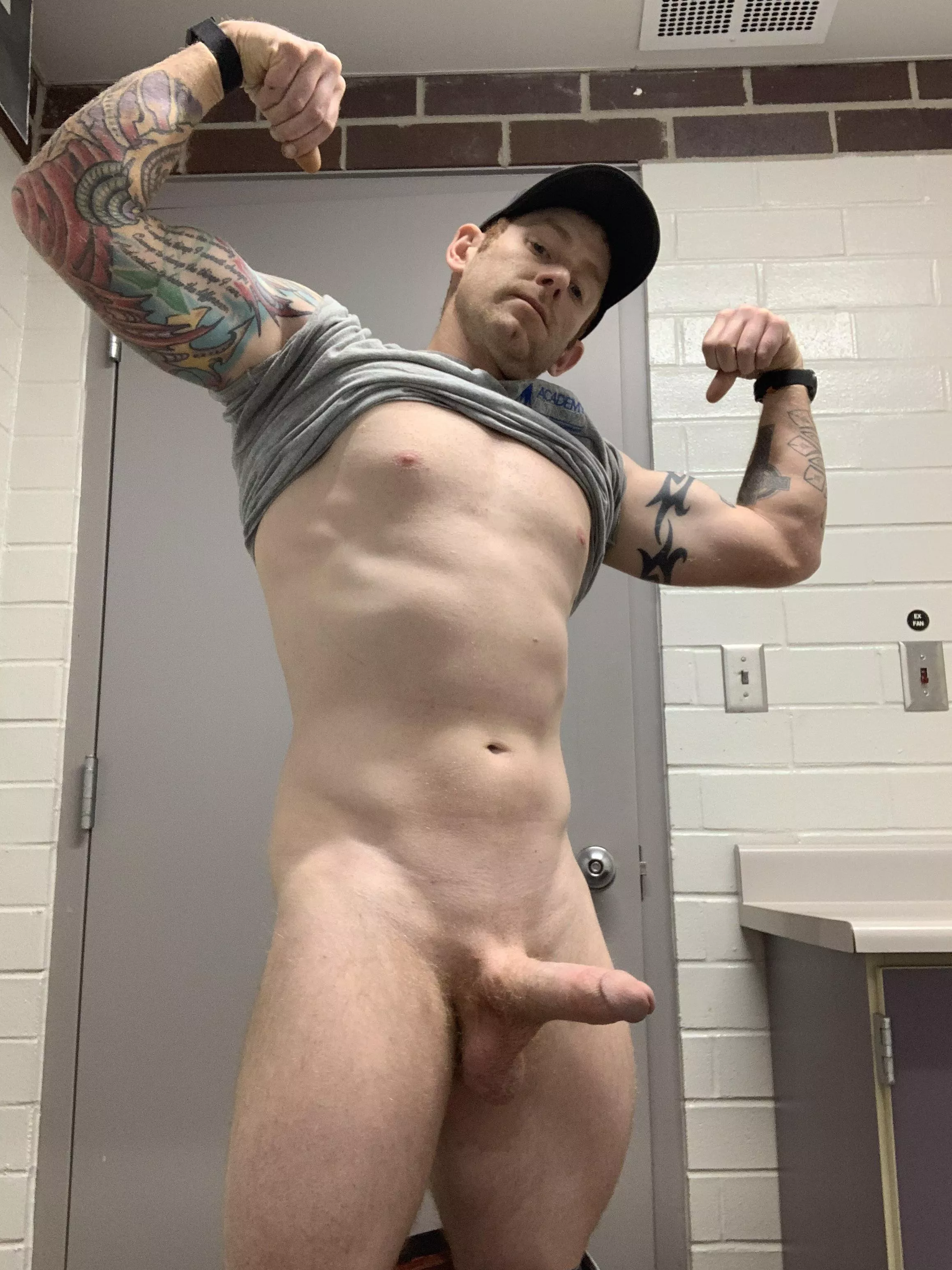 (M) Feeling my gym gains while on my lunch break. What do you ladies think. Shoot me a message