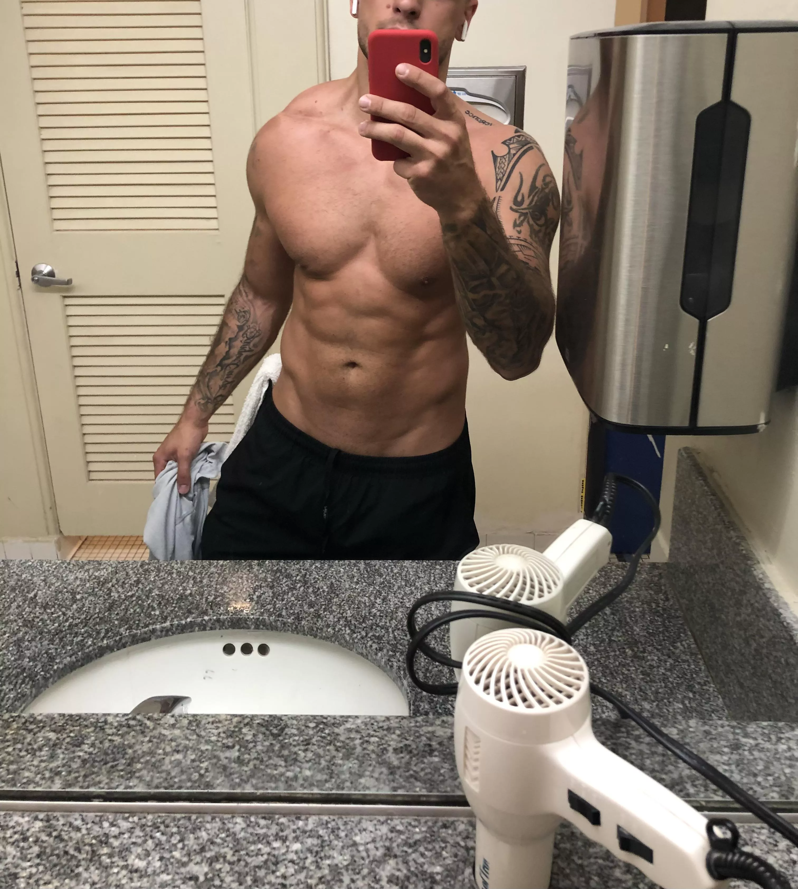 (M) Who else thinks we should be allowed to lift without our shirts on?