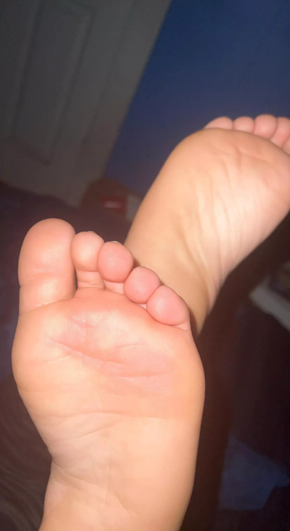 M18 m4m (hosting) giving out footjobs later today. Anyone wanna cum on my soles again;)