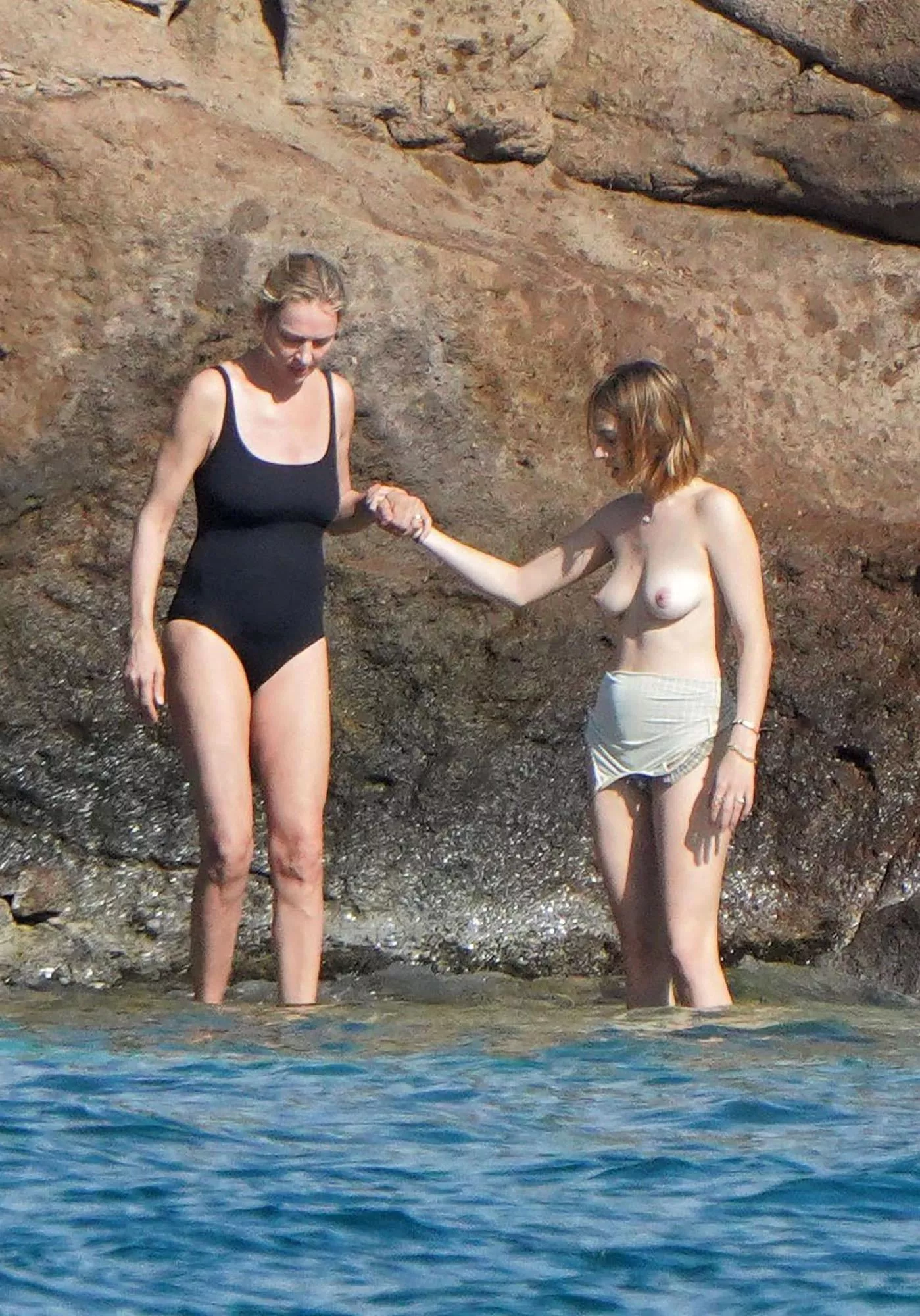 Maya Hawke and Uma Thurman on the beach