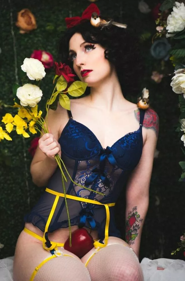 meet me in the garden. snow white- disney by lilithevecosplay