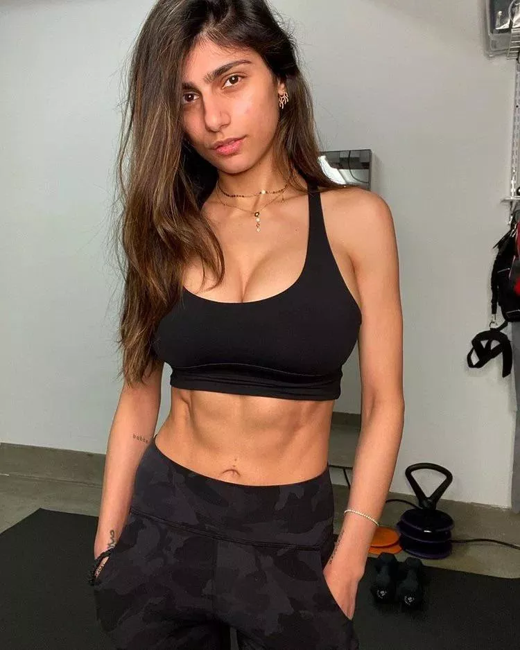 Mia Khalifaâ€™s abs