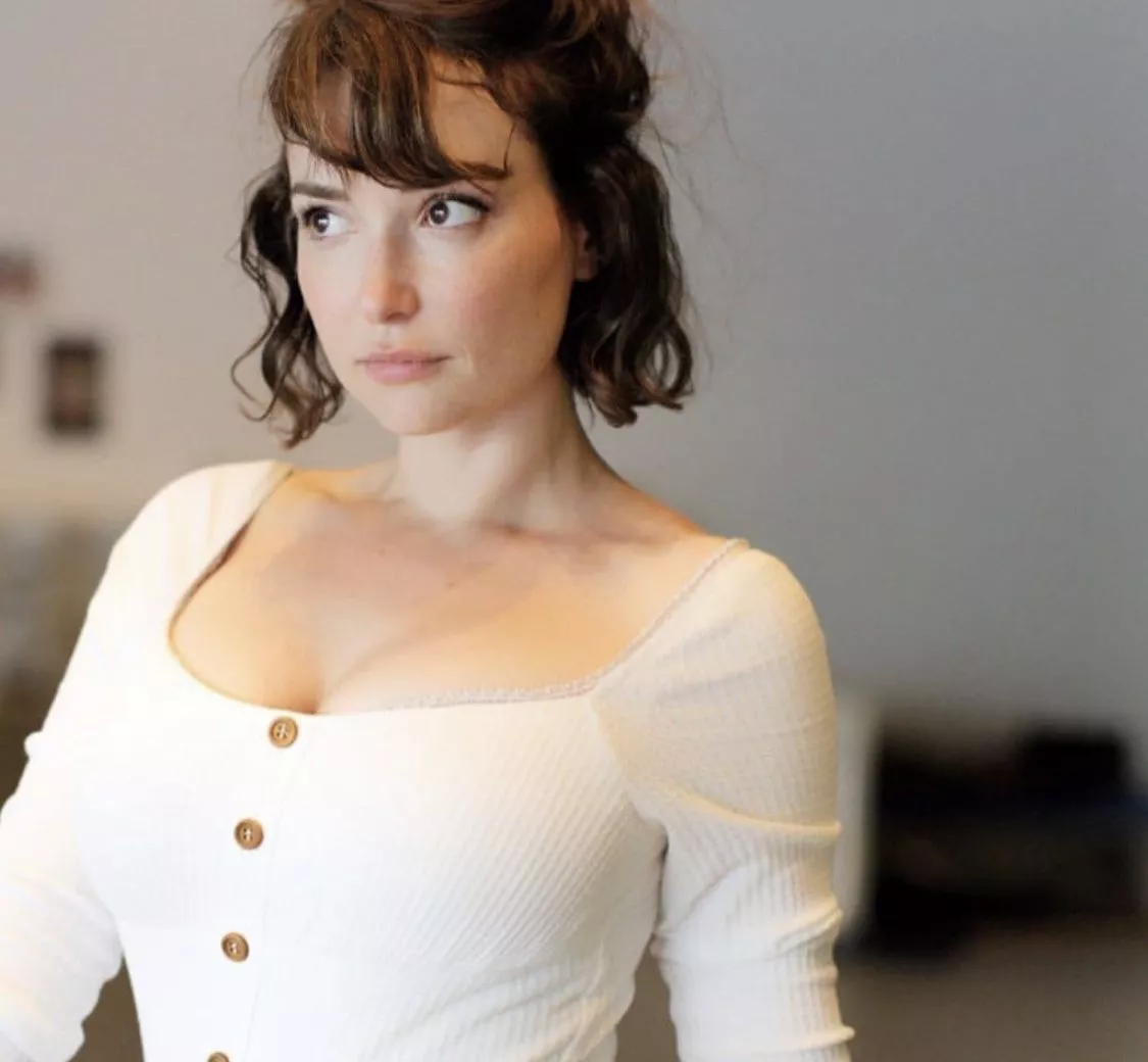 Milana Vayntrub