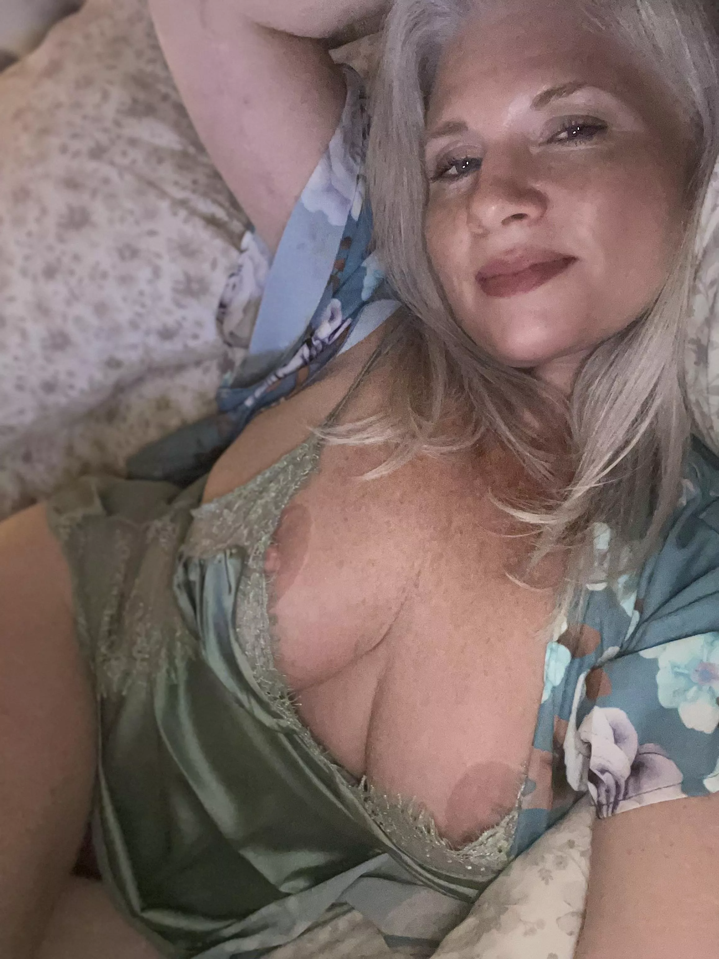 MILFY Femdomme Goddess Rosie wants you on your knees. Lovingly yours.. [domme]