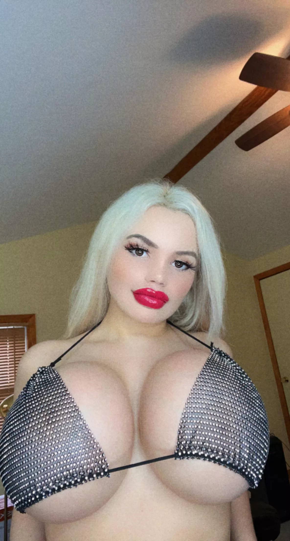 Mistressmarina: a very busty bimbo