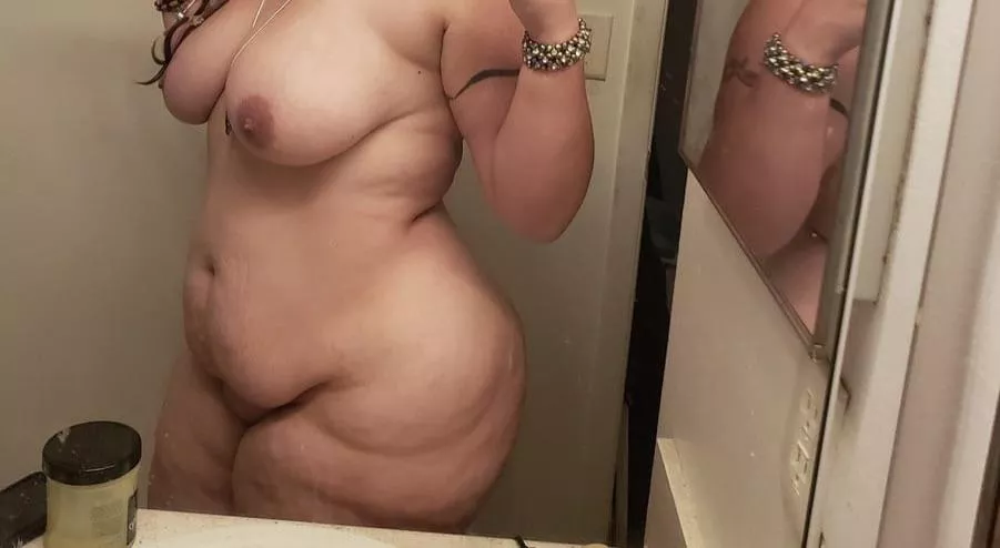 Mom bod on a Saturday nightâ€¦ trying to flex some more for pics ;)