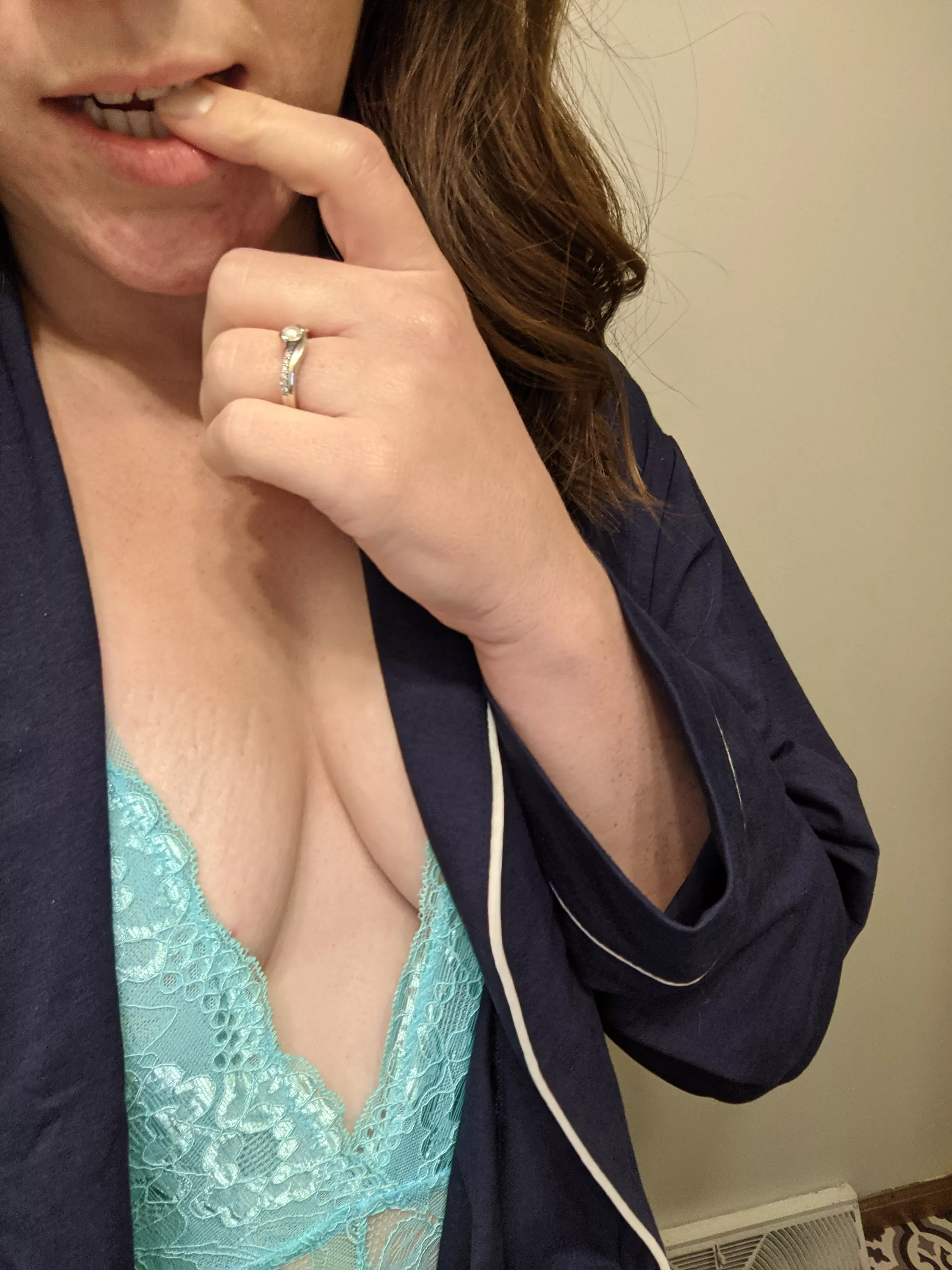 Mom of 2 and feeling sexy tonight