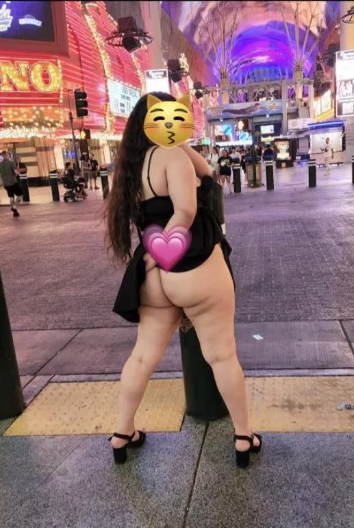 More [f]rom our Vegas date nightðŸ’— Daddy made sure to show me off as much as possibleðŸ¤— Itâ€™s so fun being caught, and to then share with our fellow horndogsðŸ¤­ More to come!-CðŸ¥µ