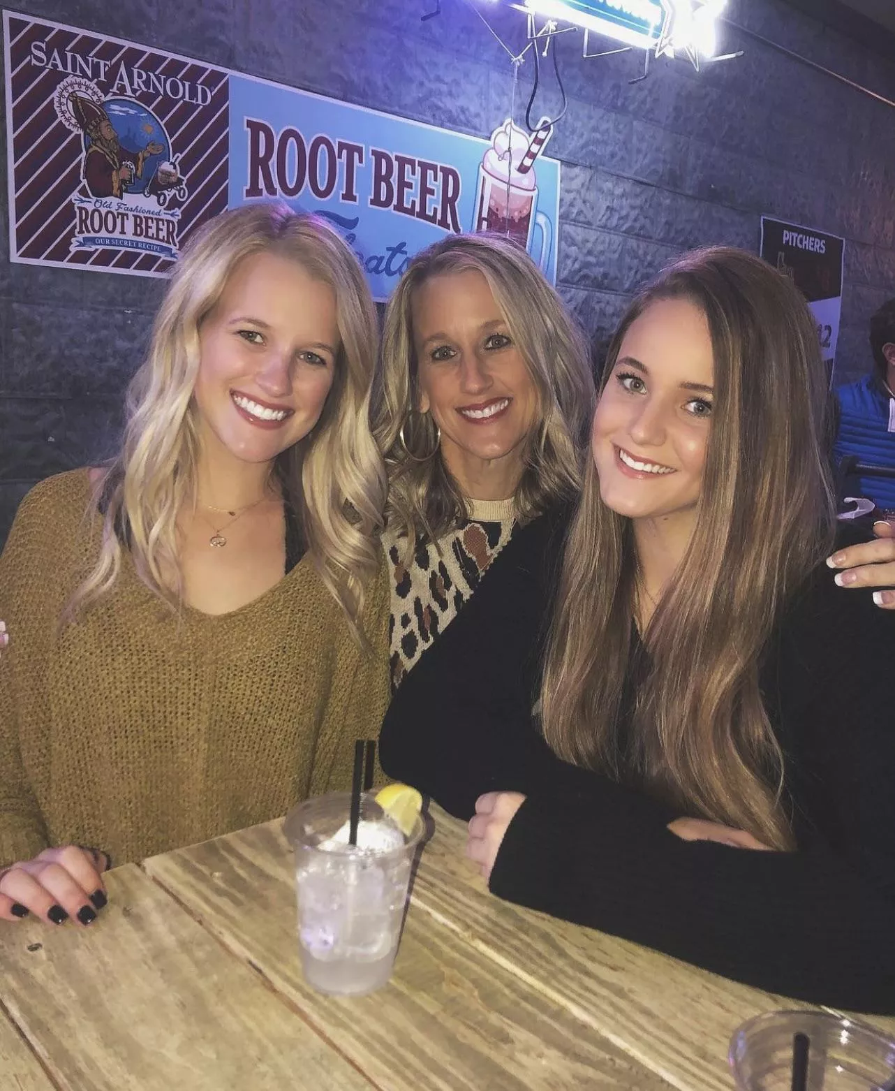 Mother/daughters trio: 24, 42, and 20