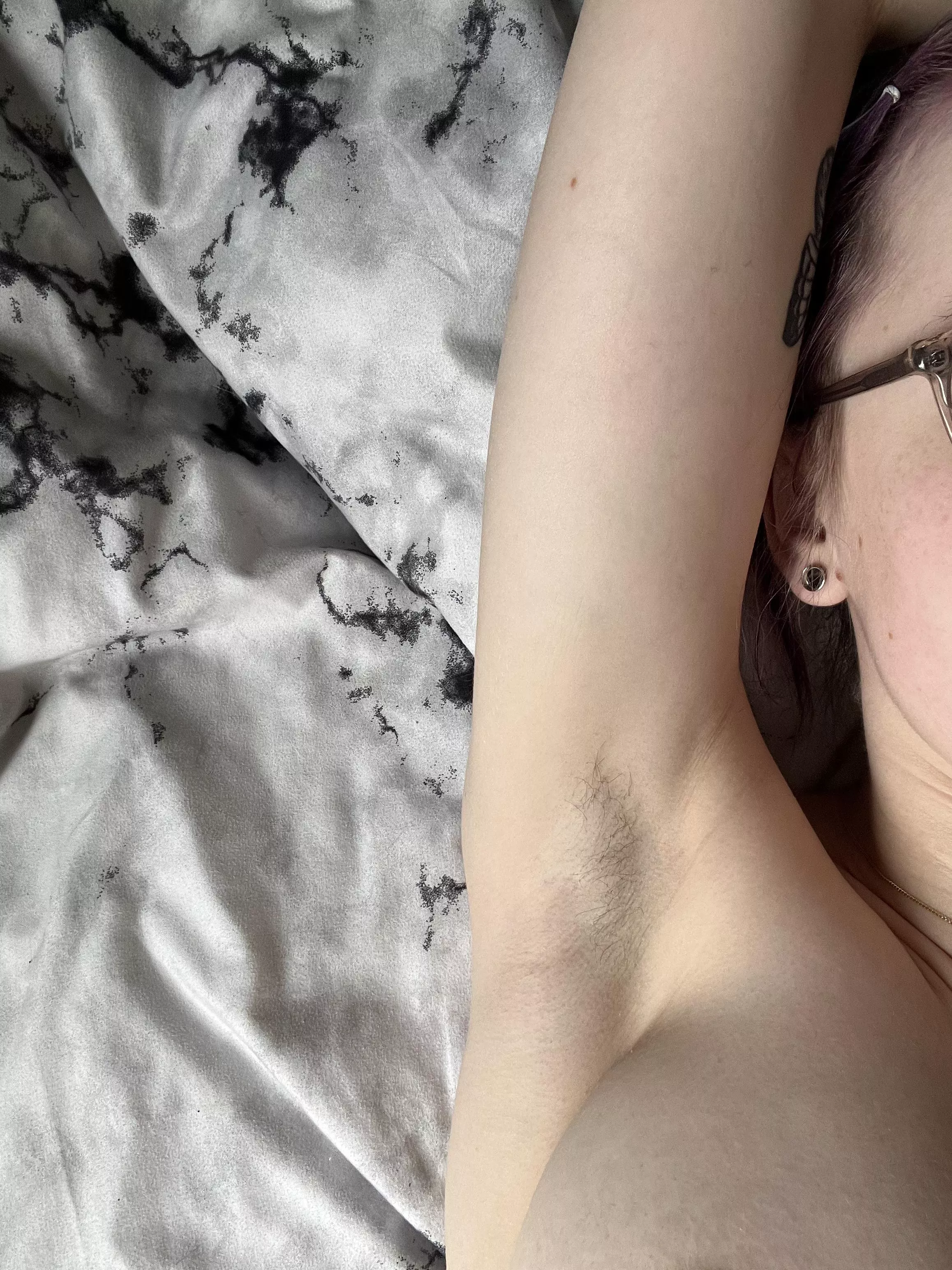 My armpit hairs donâ€™t grow very long ðŸ™ˆ but what do you think â˜ºï¸ theyâ€™re a little ticklish ðŸ™ˆ