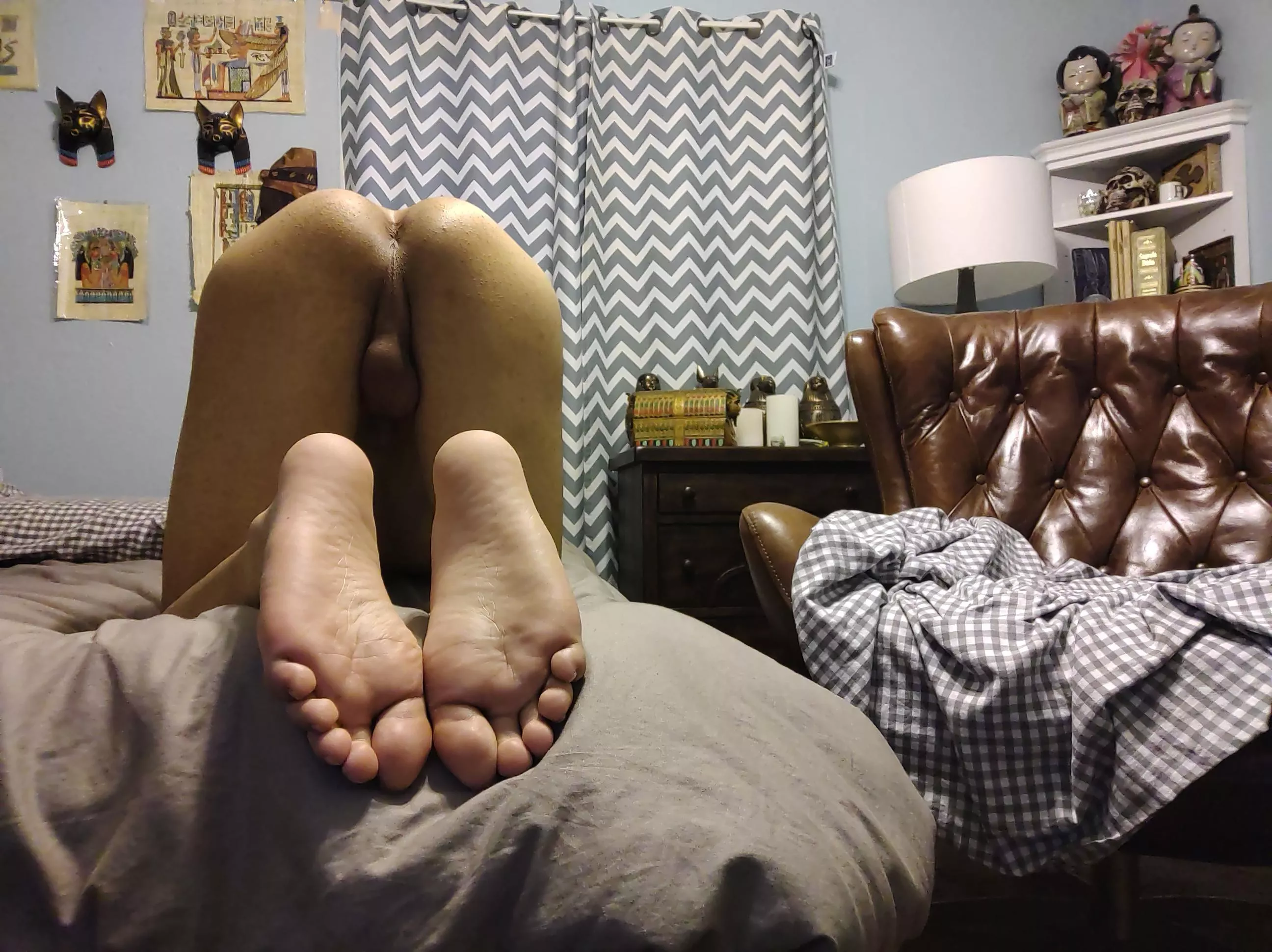 My bony ass & soles! 🙈🙉