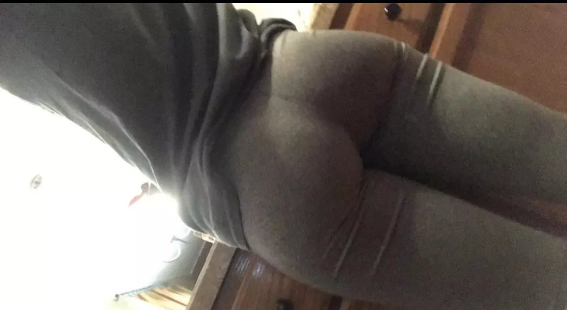 My butt always looks so hungry in grey leggings