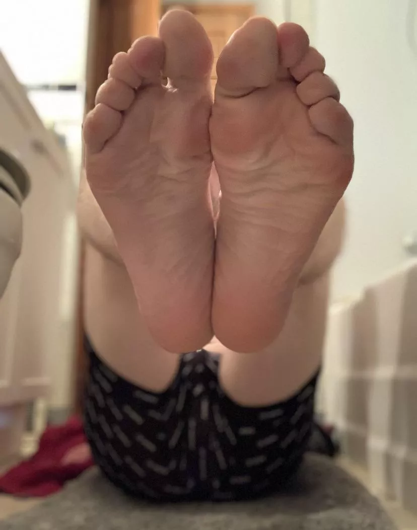 My feet would like even better covered in cum