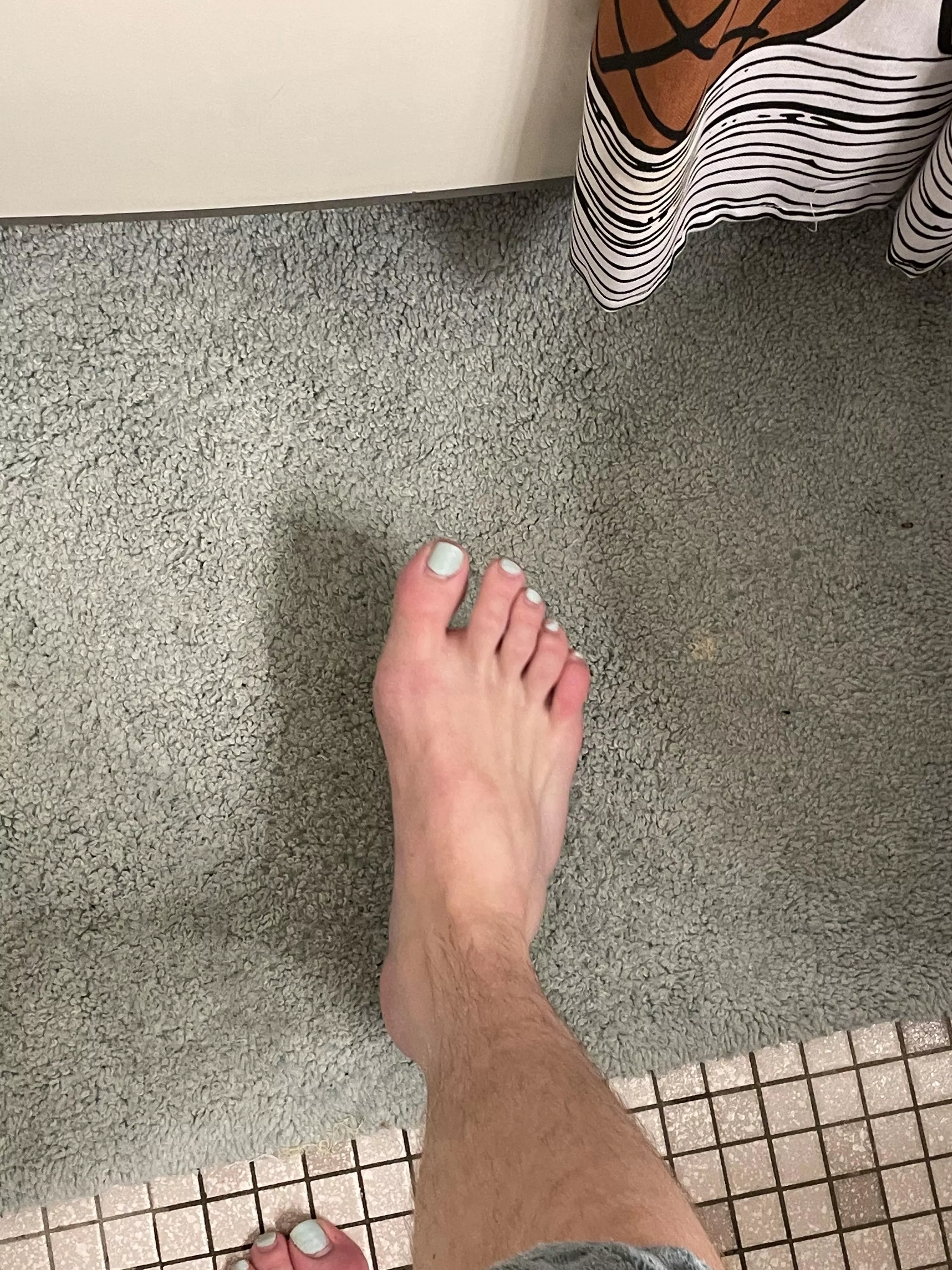 My friend painted my toenails, matches my shower mat 🥰