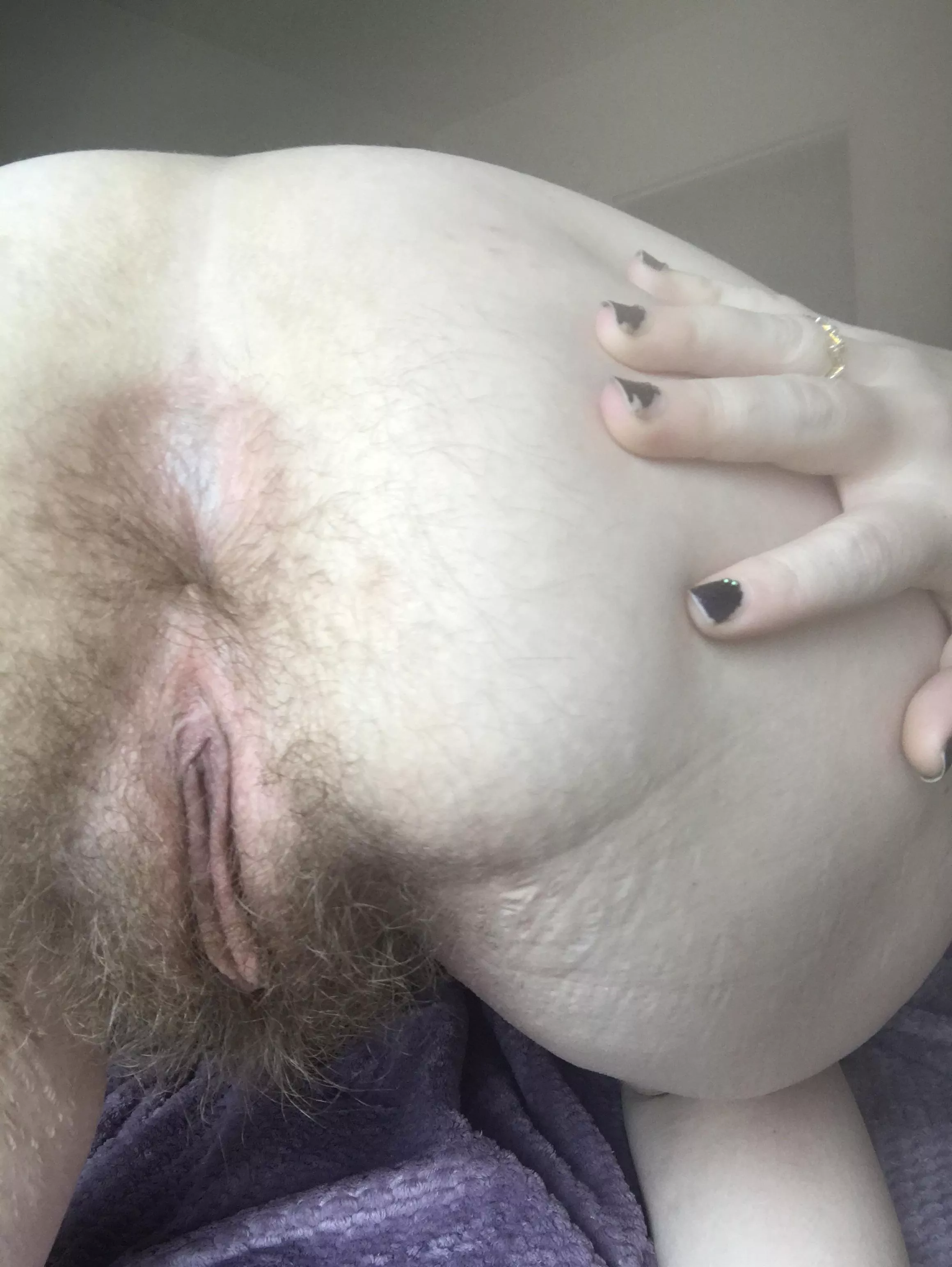 My hairy asshole wants to be tongue Fucked (: