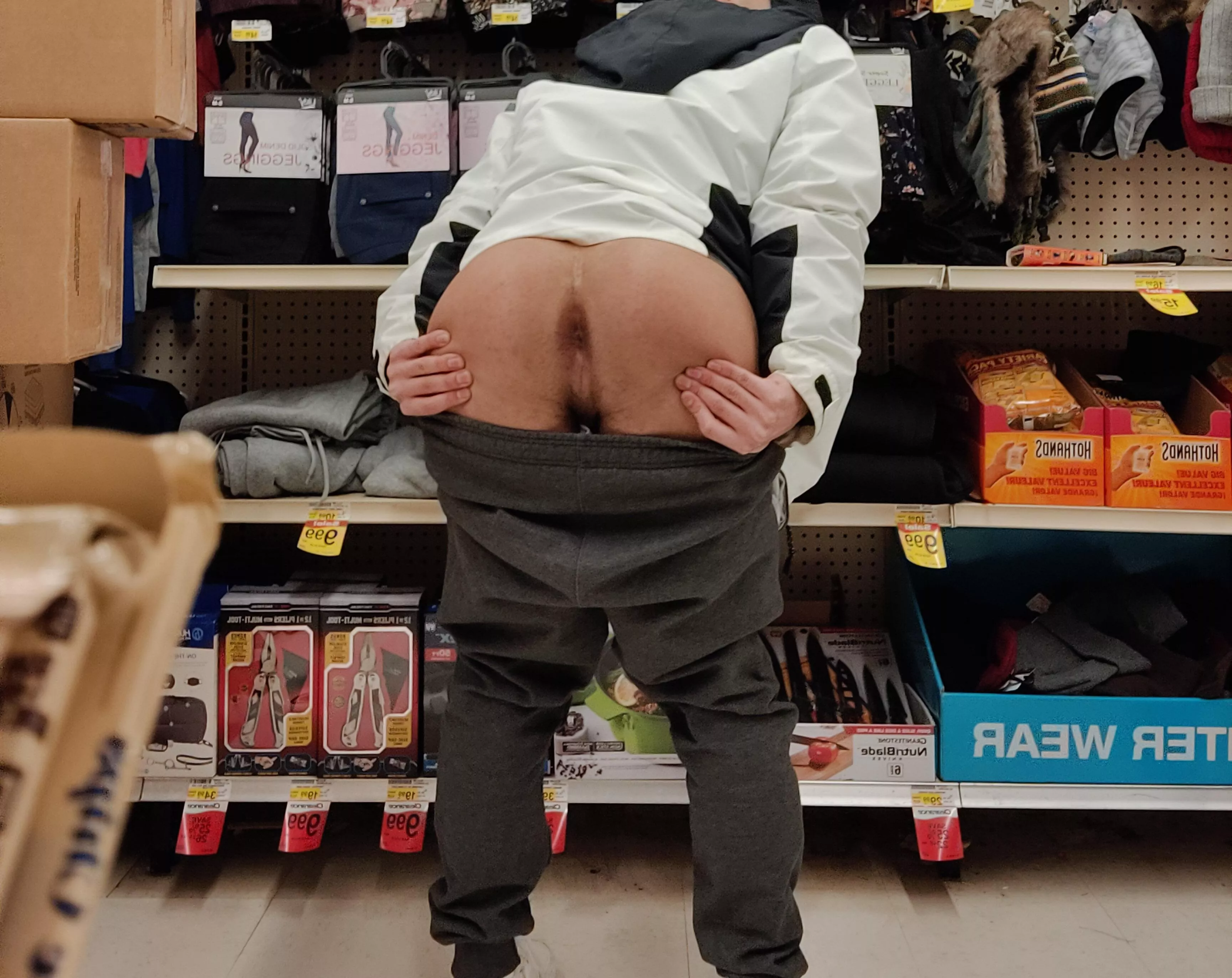 my hole wanted to say hi while shopping [18]