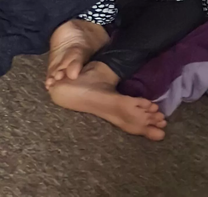 My Indian aunt feet dm me for more