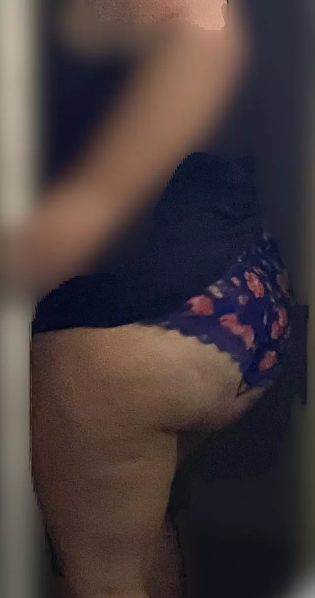 My mombod ass